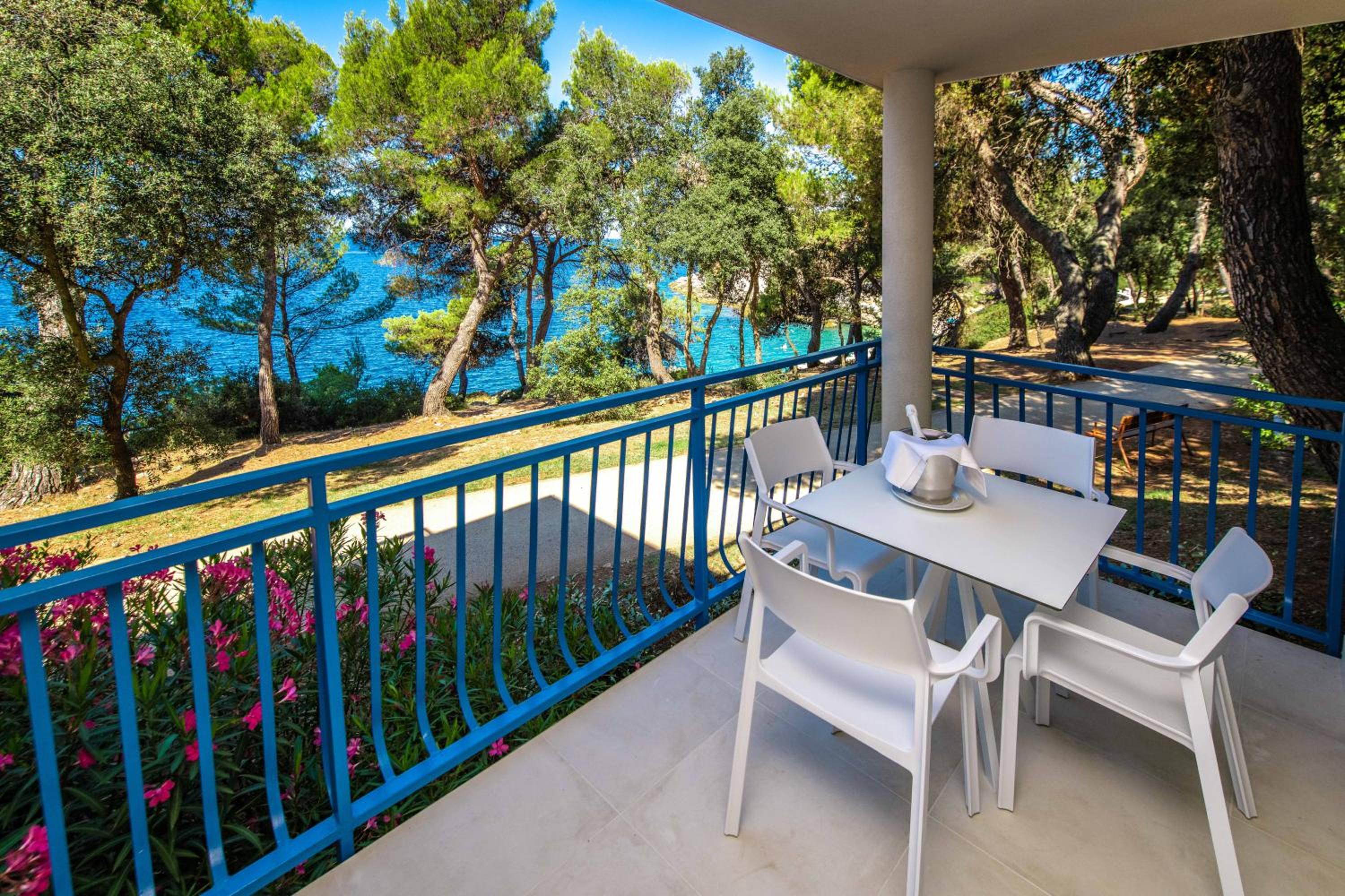 One-Bedroom Apartment with Sea View photo 2