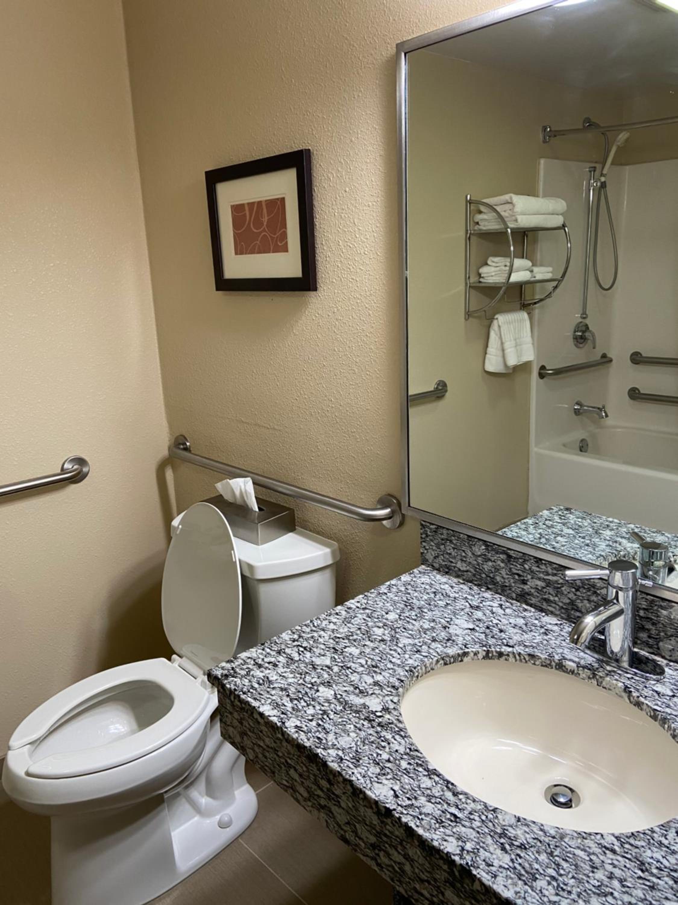 Double Room with Two Double Beds - Accessible/Non-Smoking - Photo 3