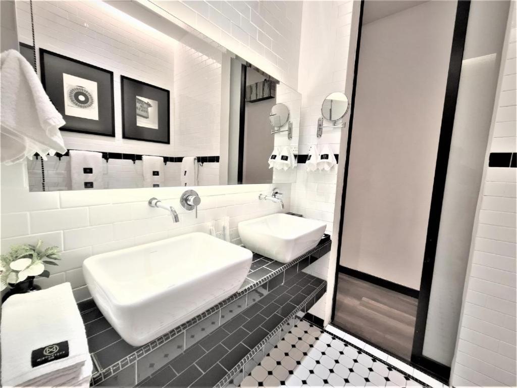 Deluxe Family Suite photo 3