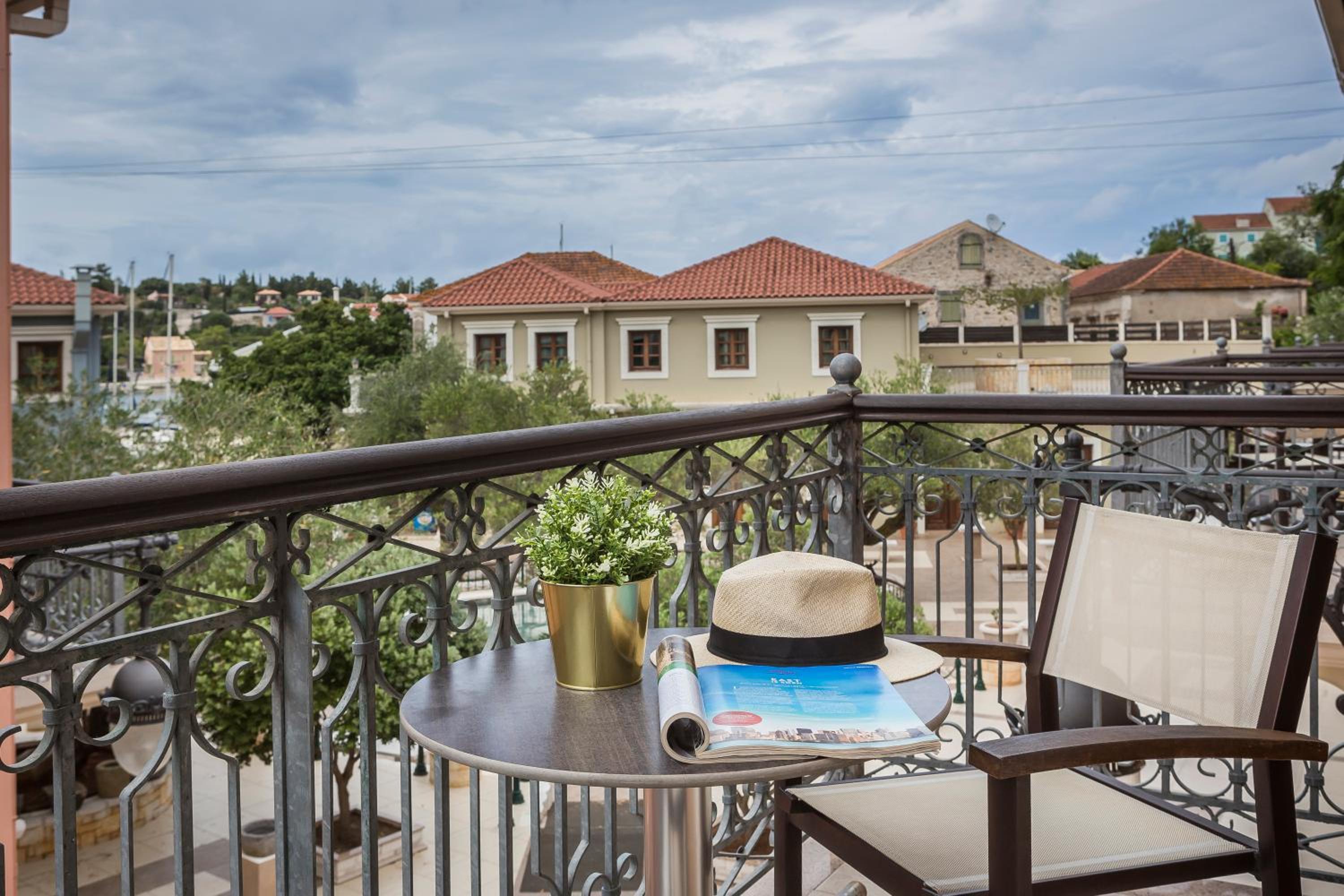 Junior Suite with Partial Harbor View - 104 photo 3