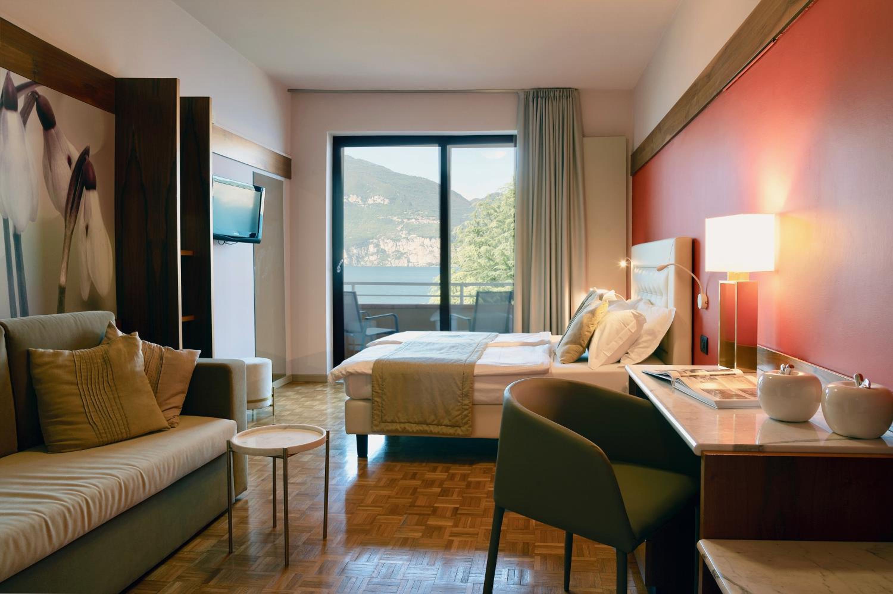 Superior Double or Twin Room with Lake View - Photo 1