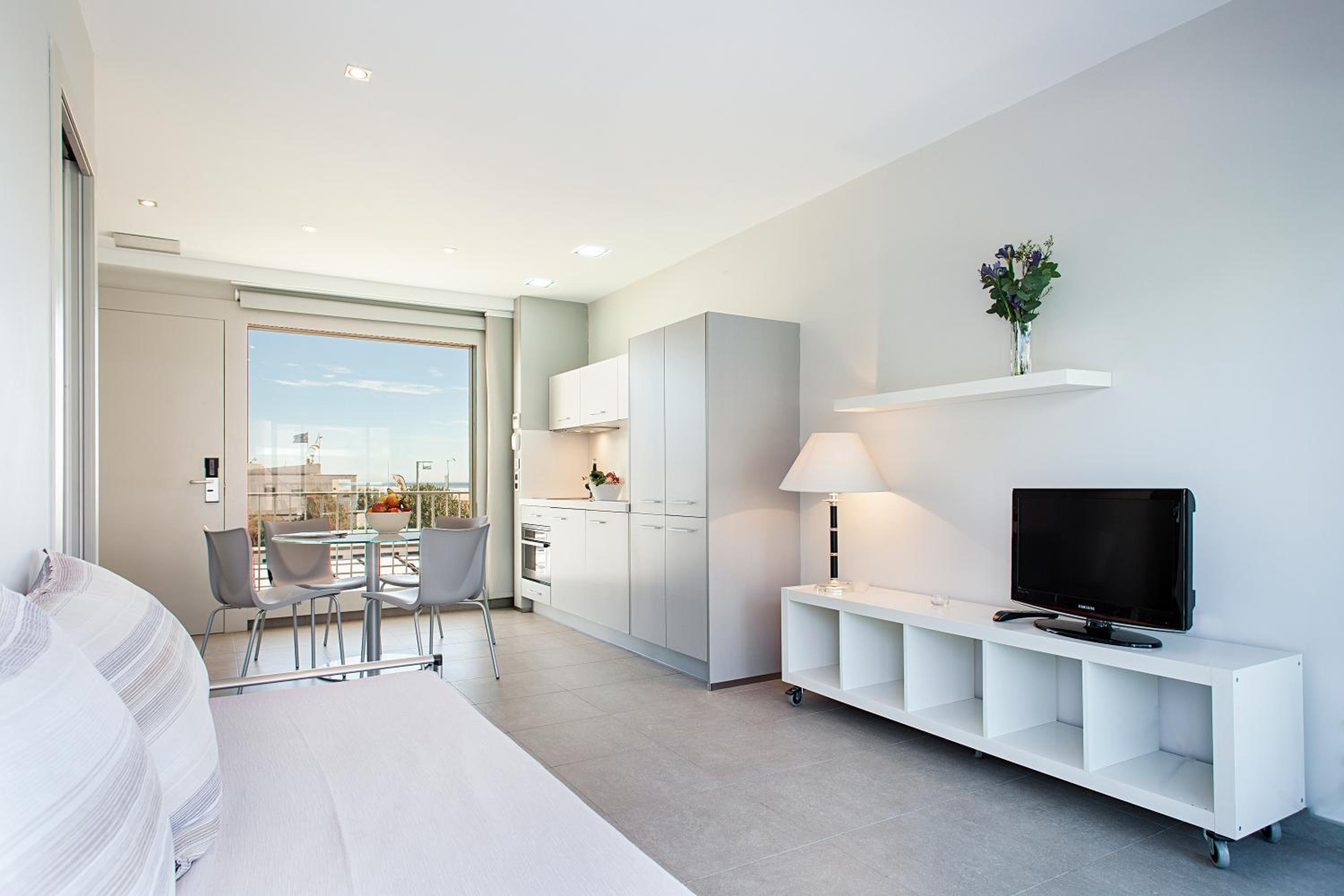 Apartamento de un dormitorio con vista lateral al mar.