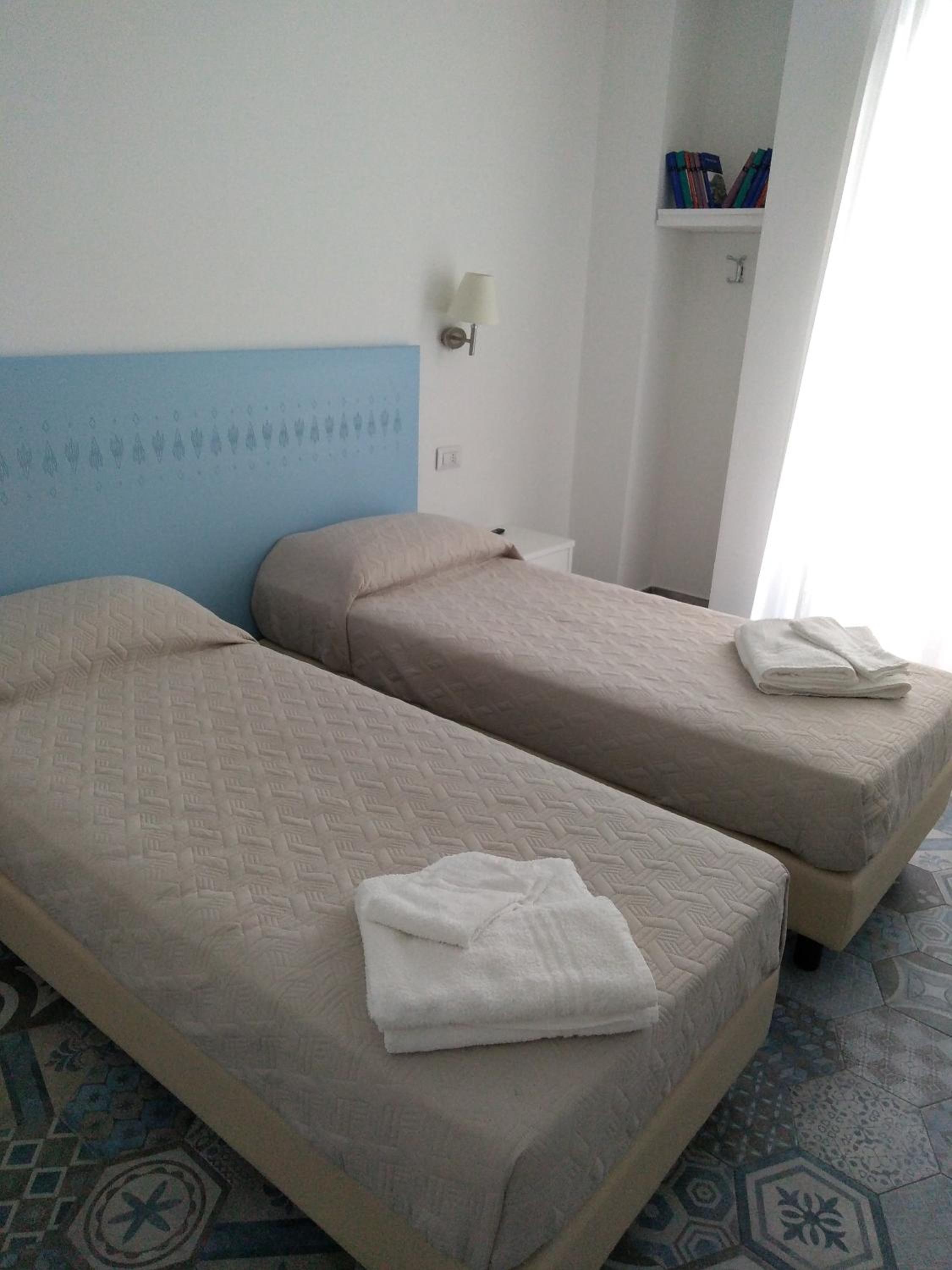Double or Twin Room with Terrace - Photo 4