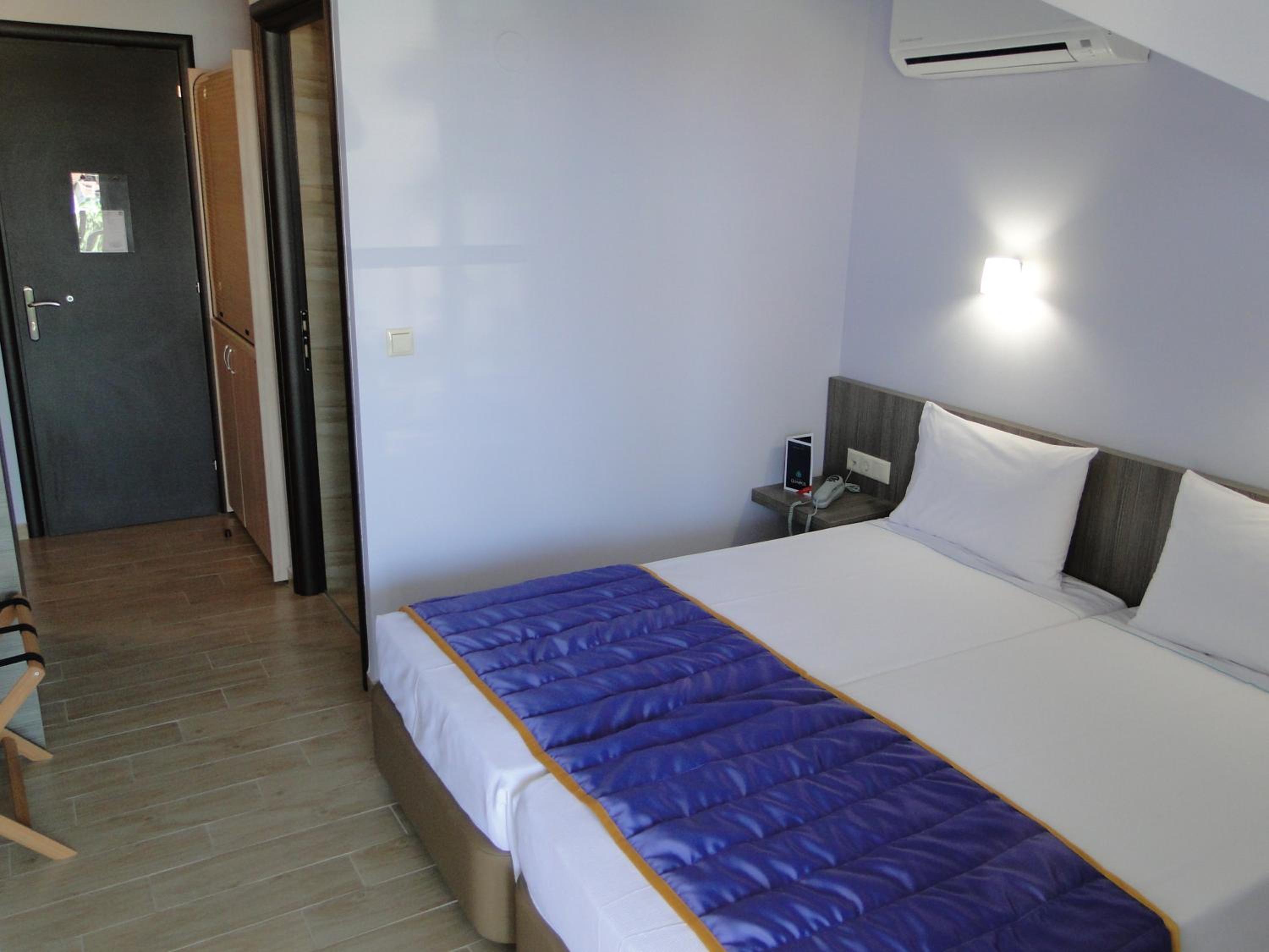 Twin Room - Photo 2