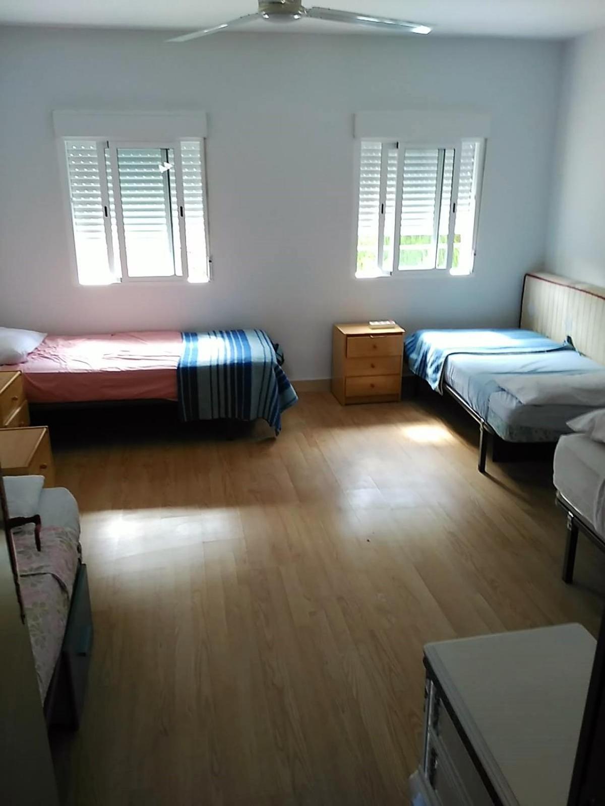 Economy Quadruple Room - Photo 6