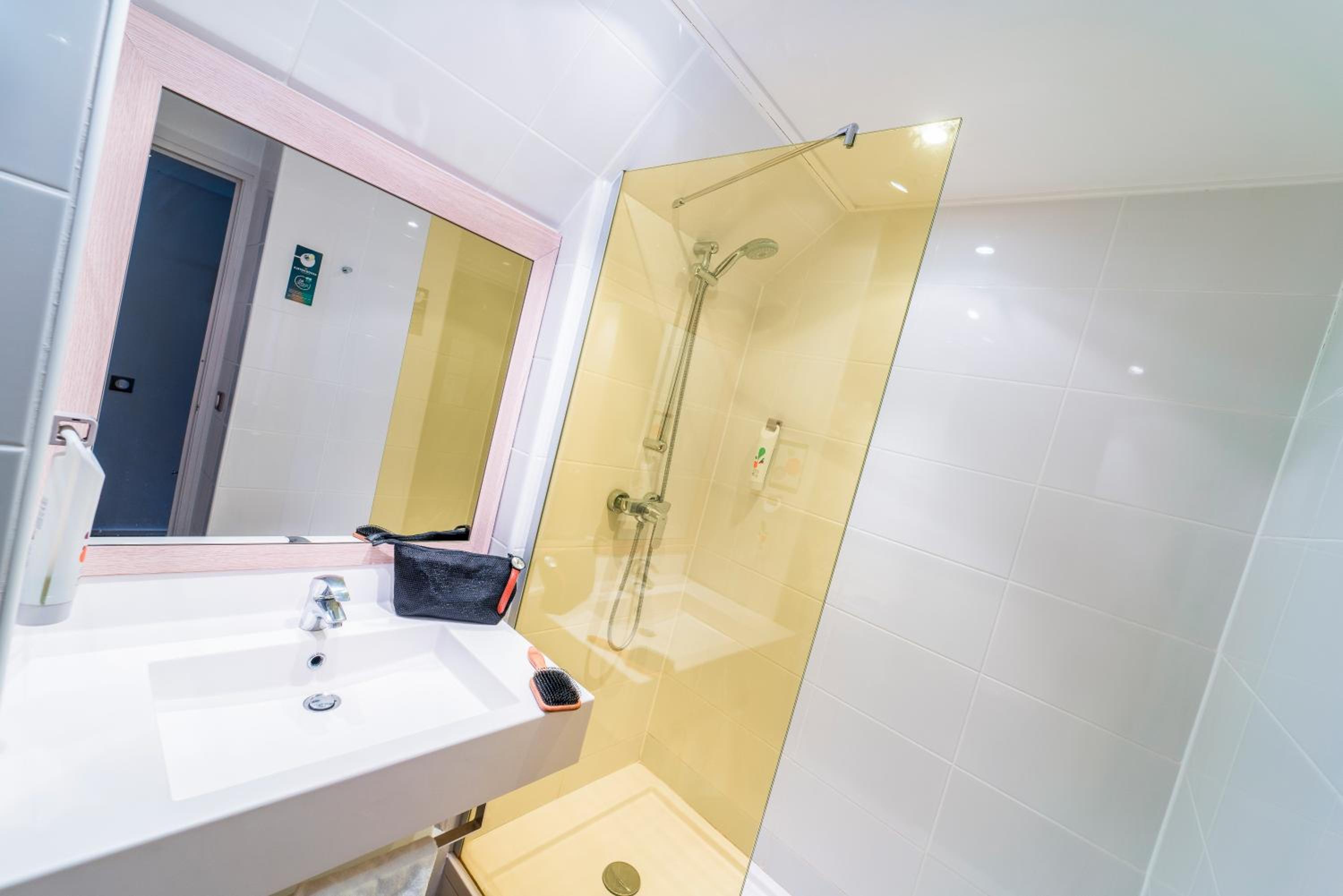 Standard Double Room - Photo 8