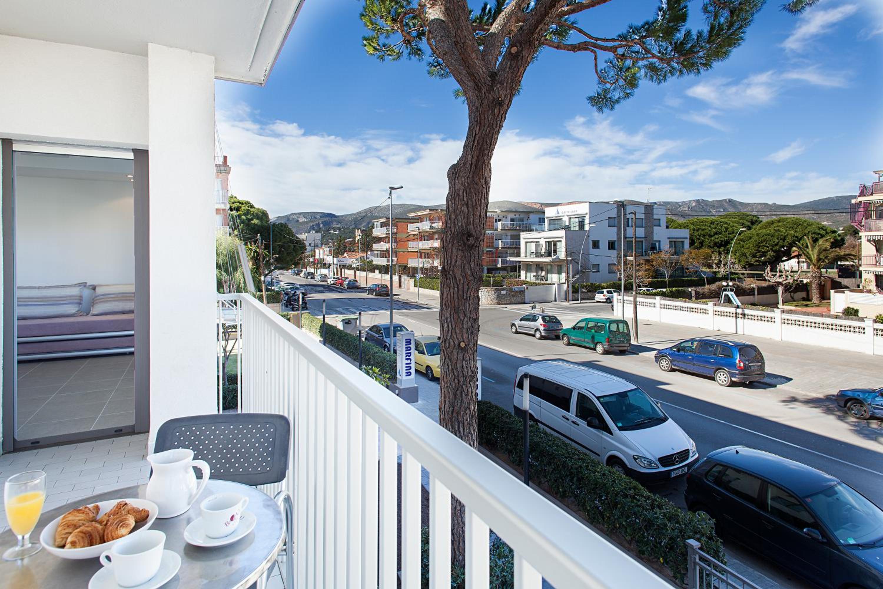 Two-Bedroom Apartment with Mountain View photo 2