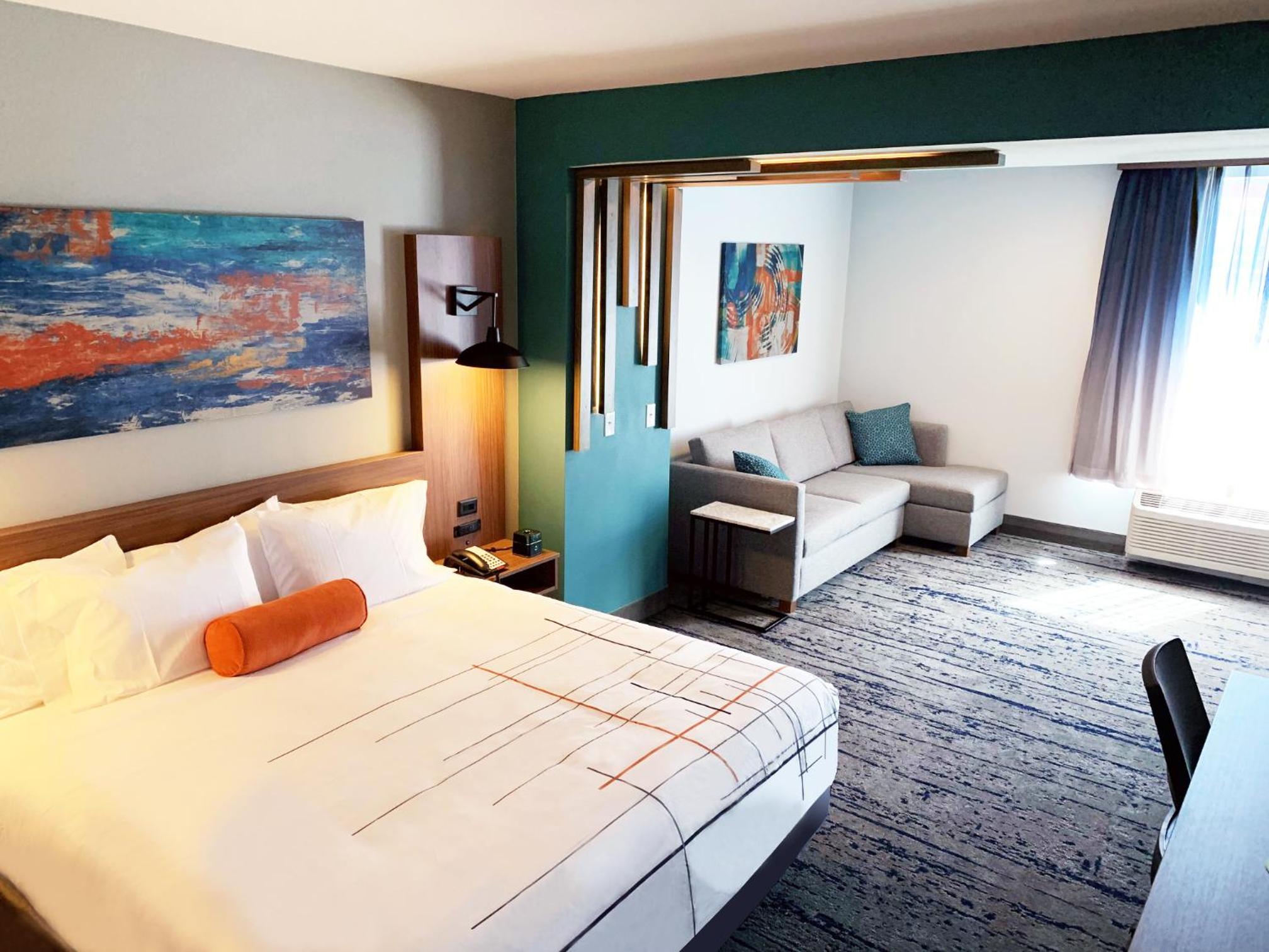 King Suite - Non-Smoking - Photo 3