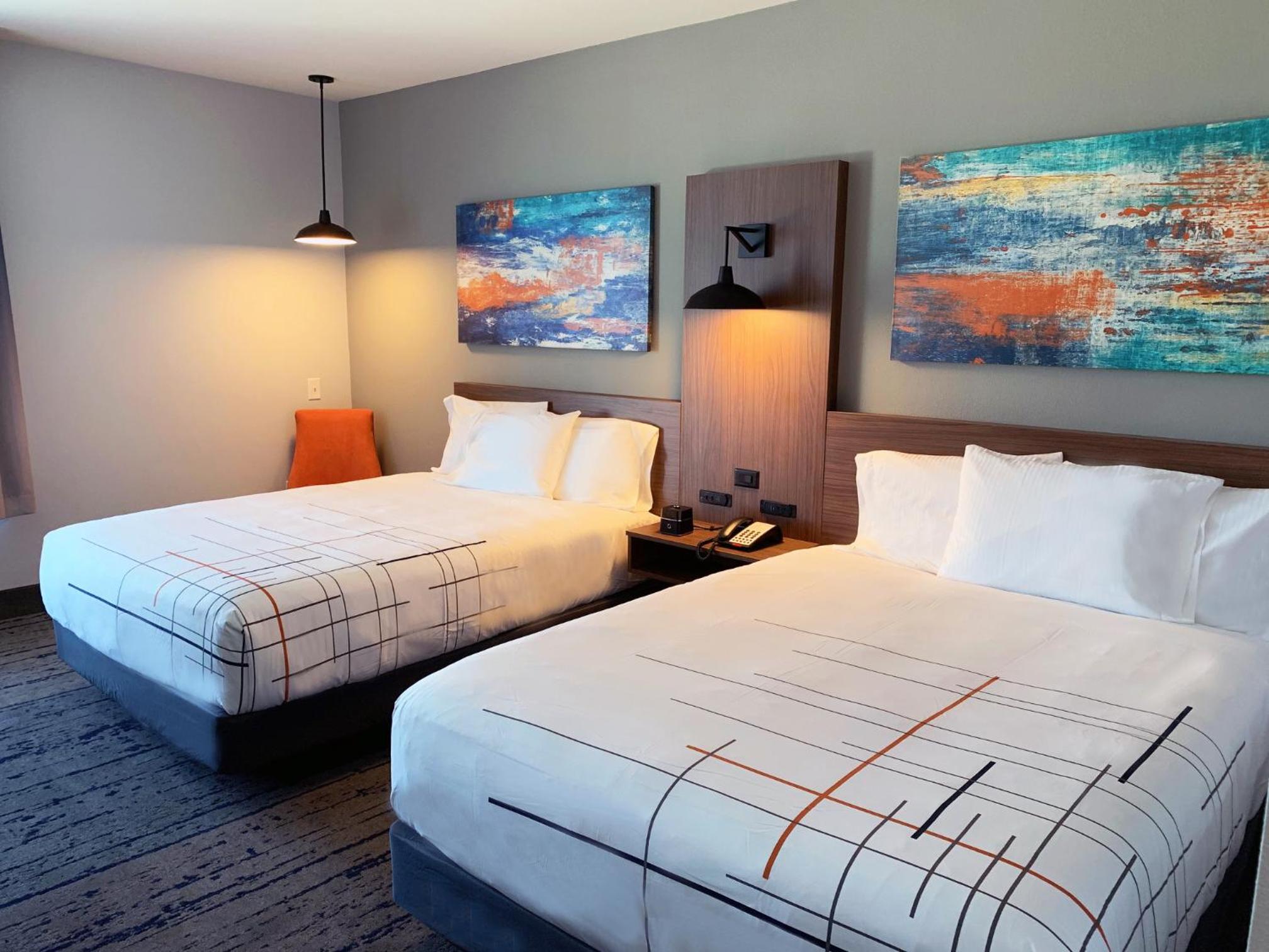2 Queen Beds, Deluxe Mobility/Hearing Access Room, Tub w/ Grab Bars, Non-Smoking - Photo 2