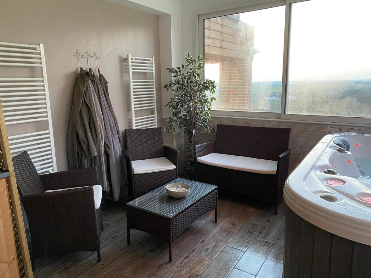 Six-Bedroom House - Photo 2