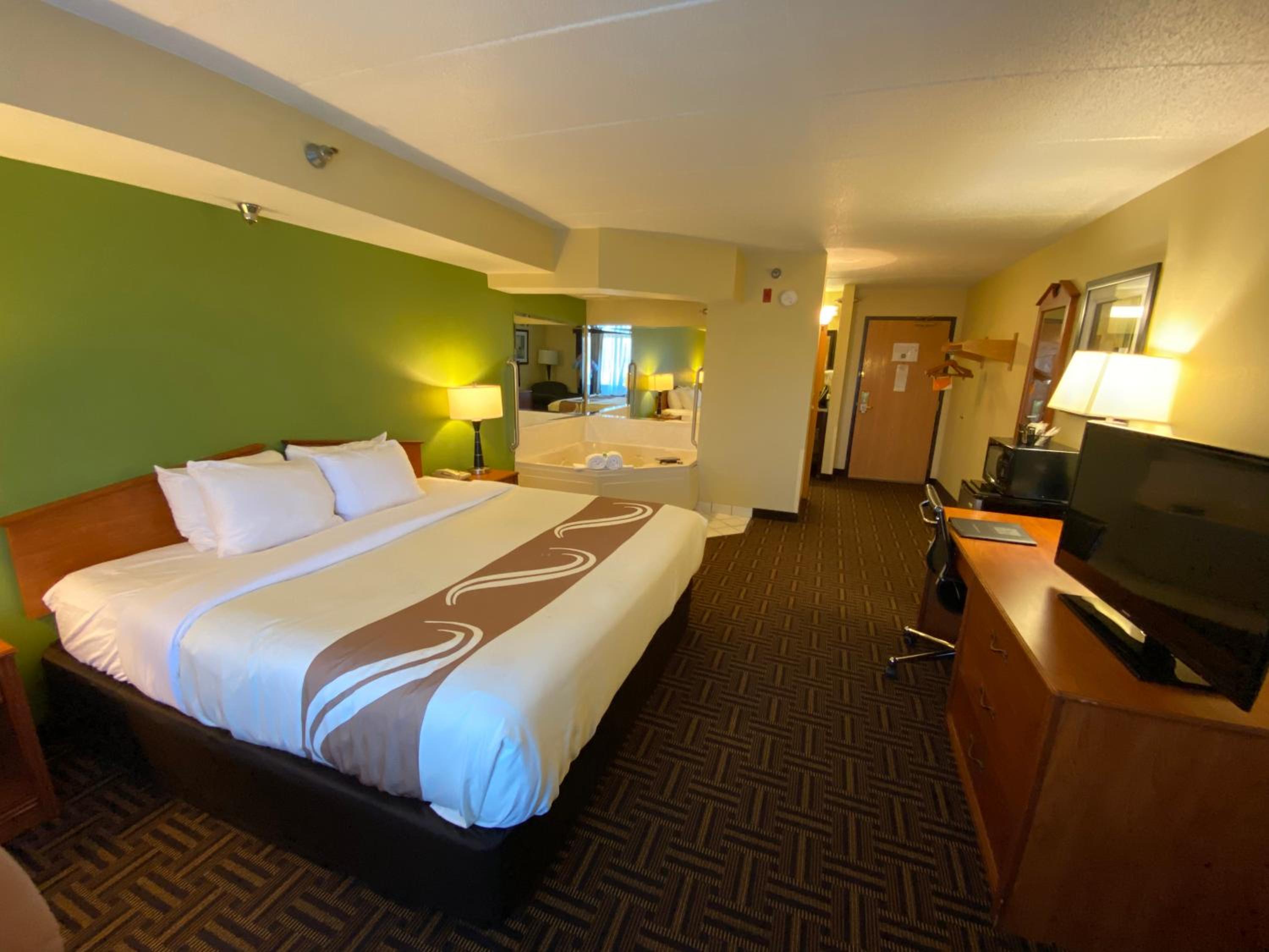 King Suite - Non-Smoking - Photo 3