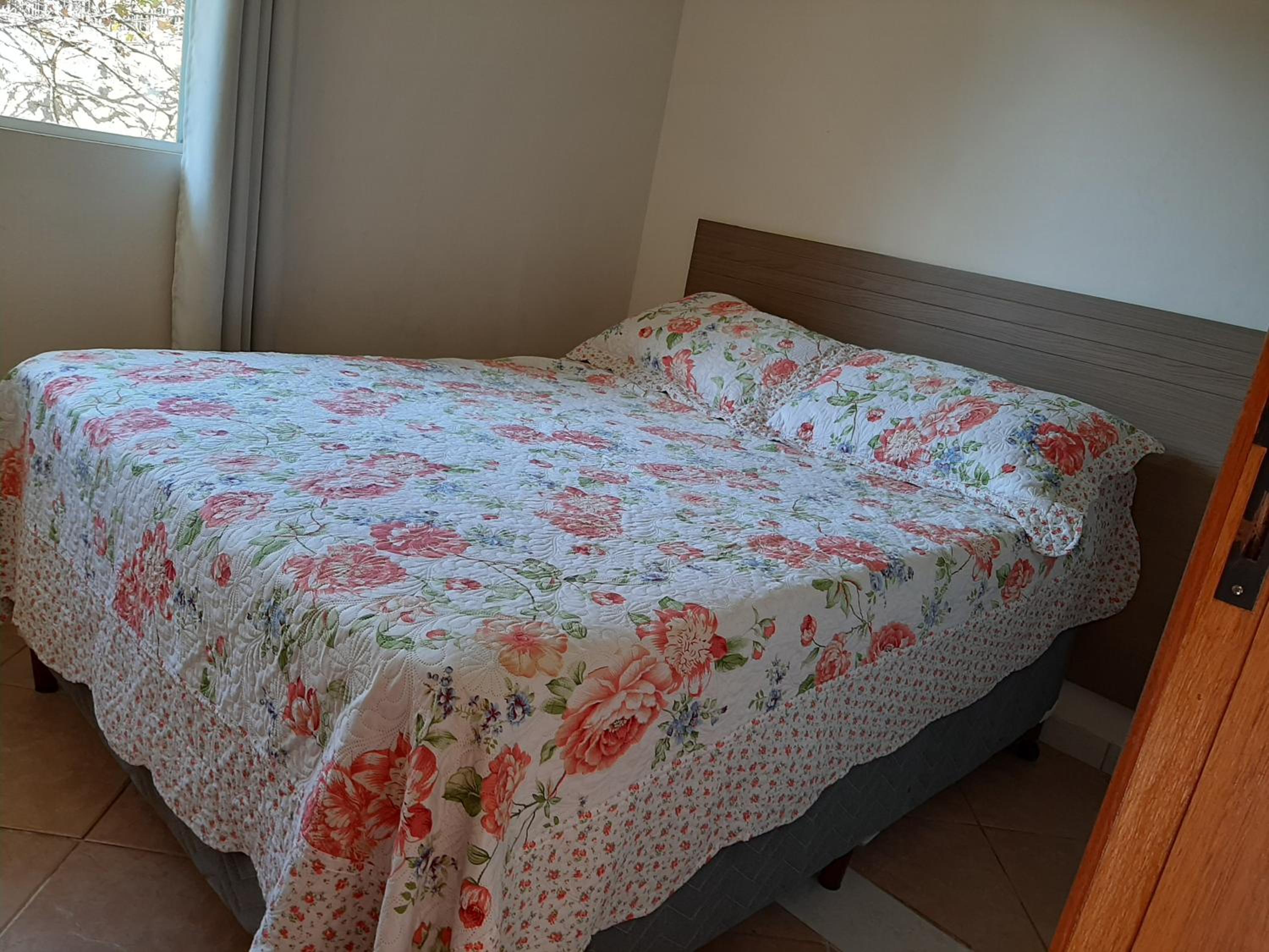One-Bedroom Apartment - Photo 2