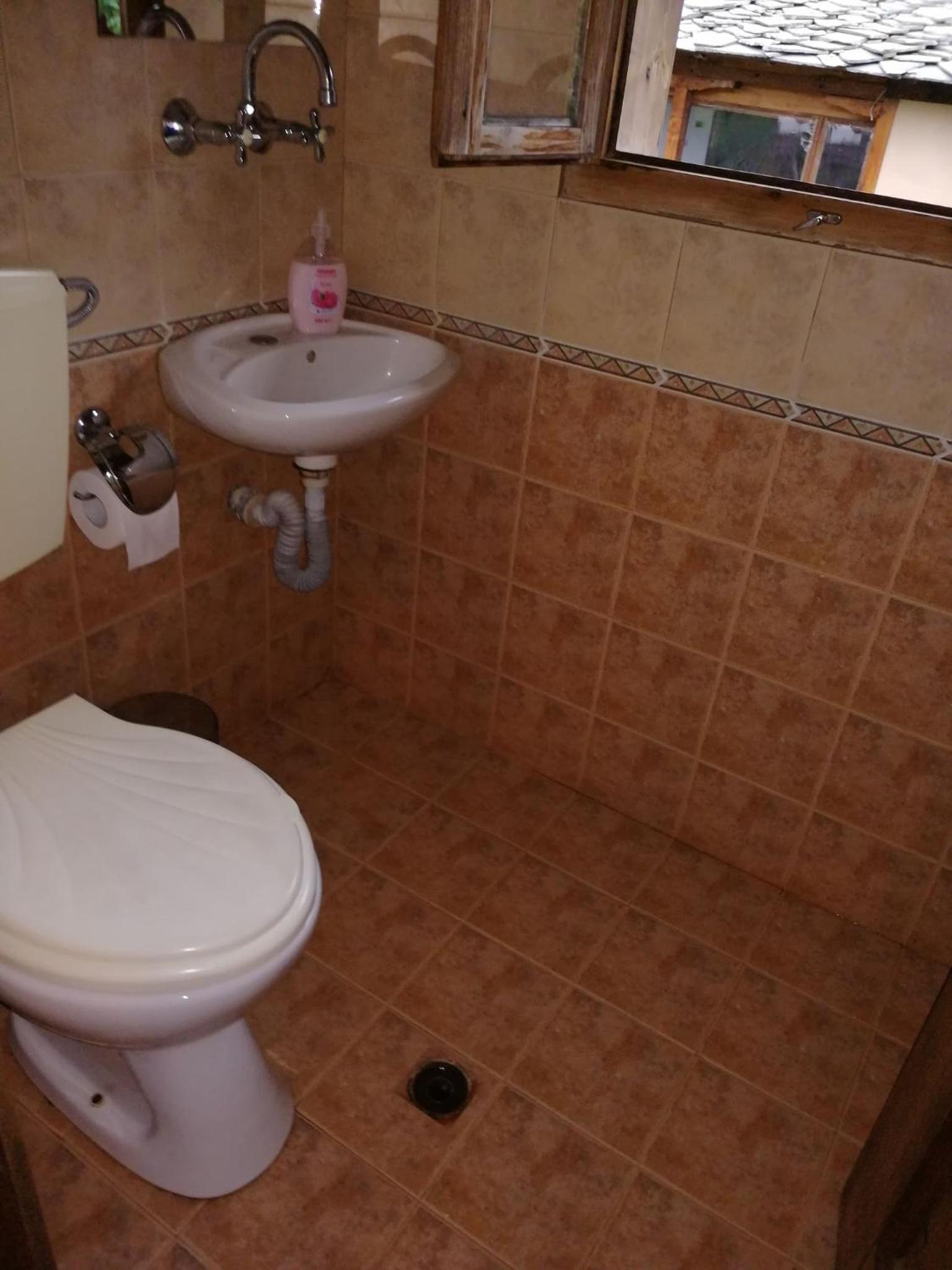 Twin Room with Private Bathroom photo 2