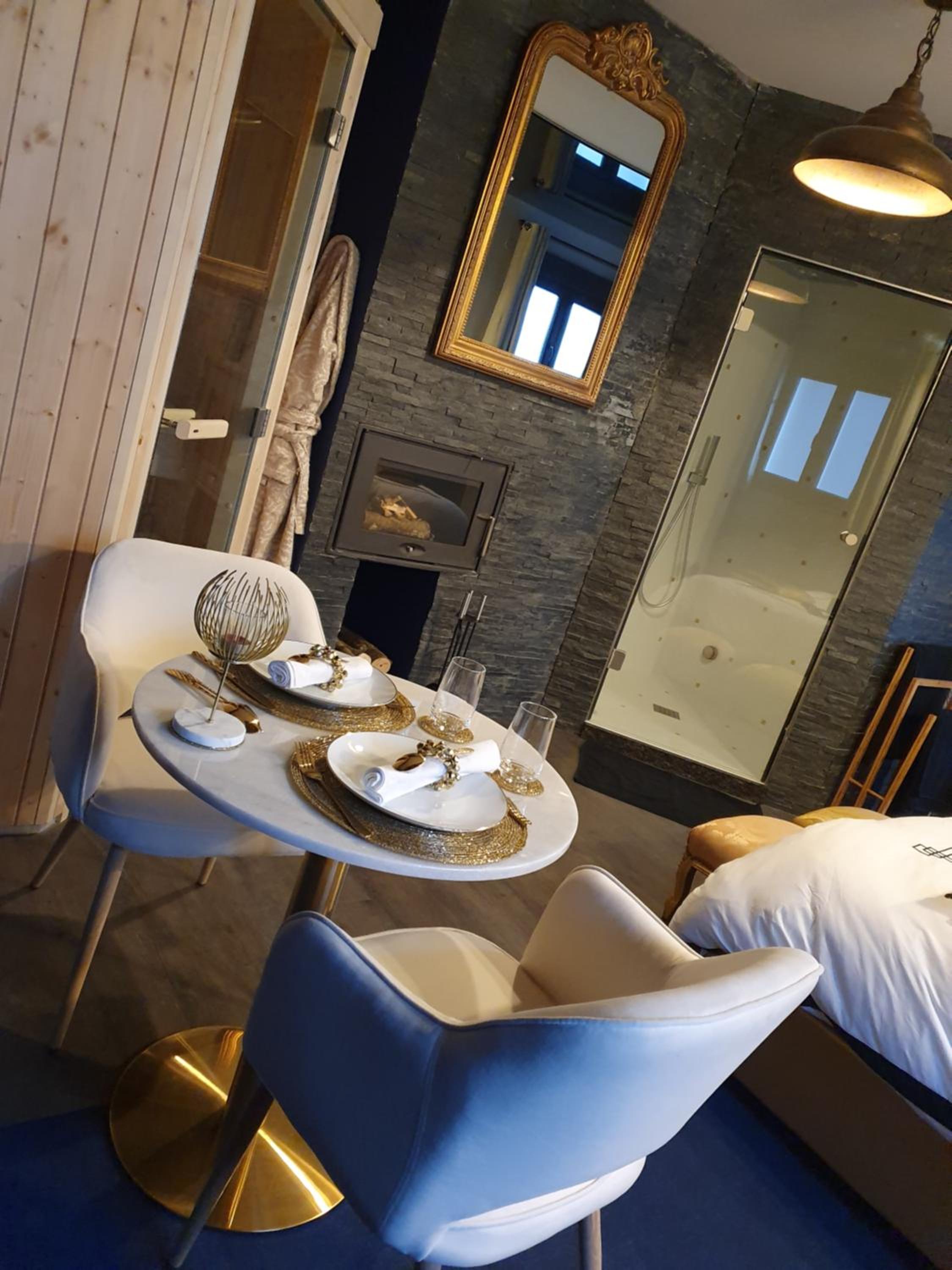 Suite with Hot Tub - Photo 6