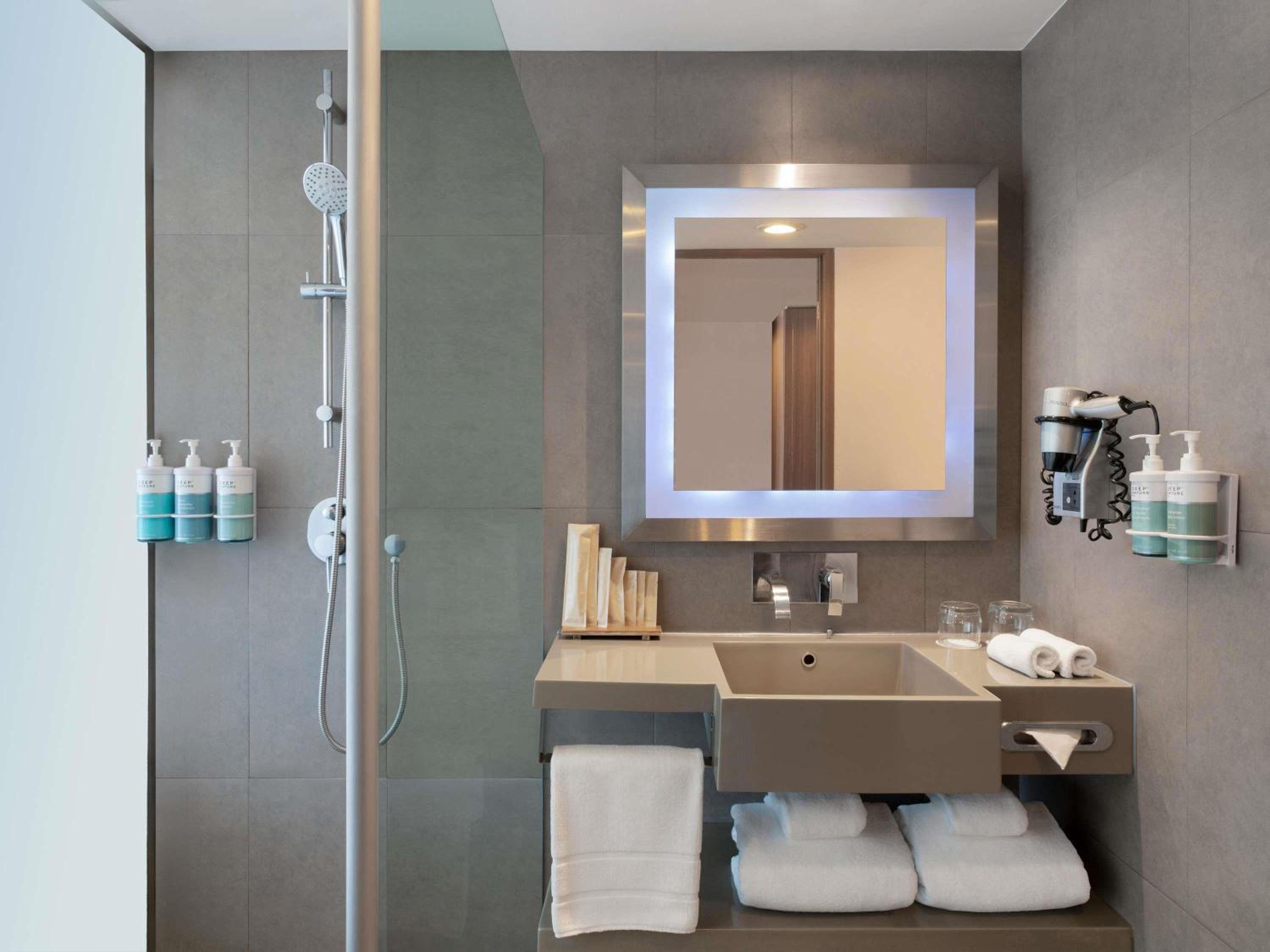 Premier King Room with Lounge Access thumbnail 6