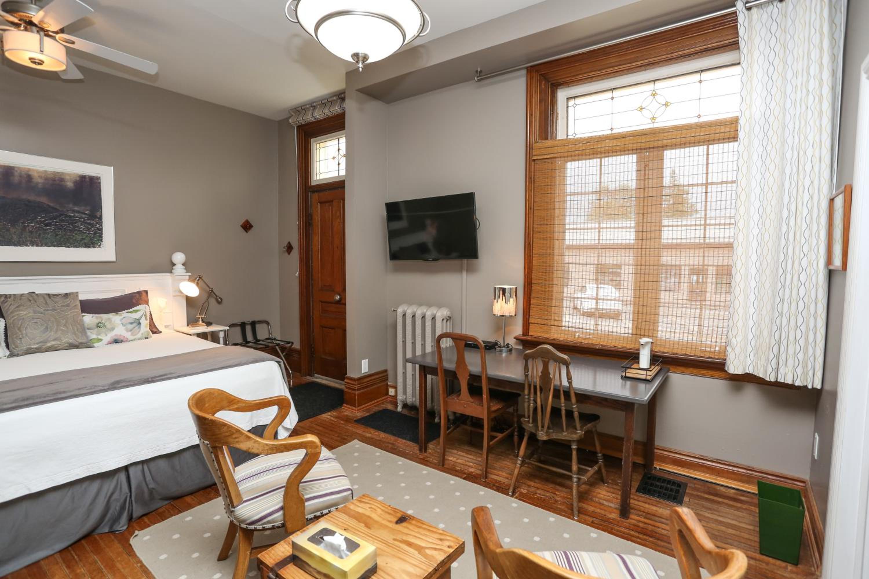 Deluxe King Suite photo 3