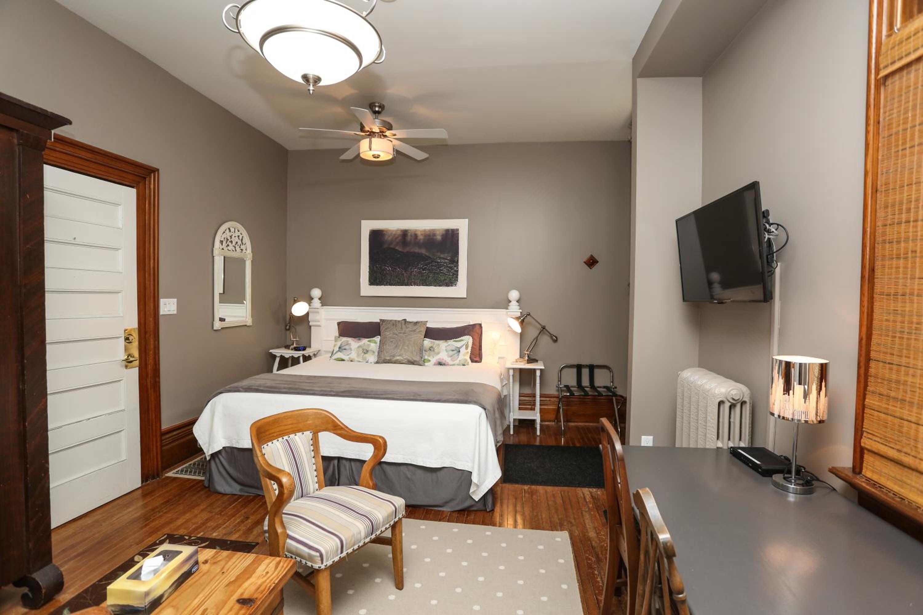 Deluxe King Suite photo 2