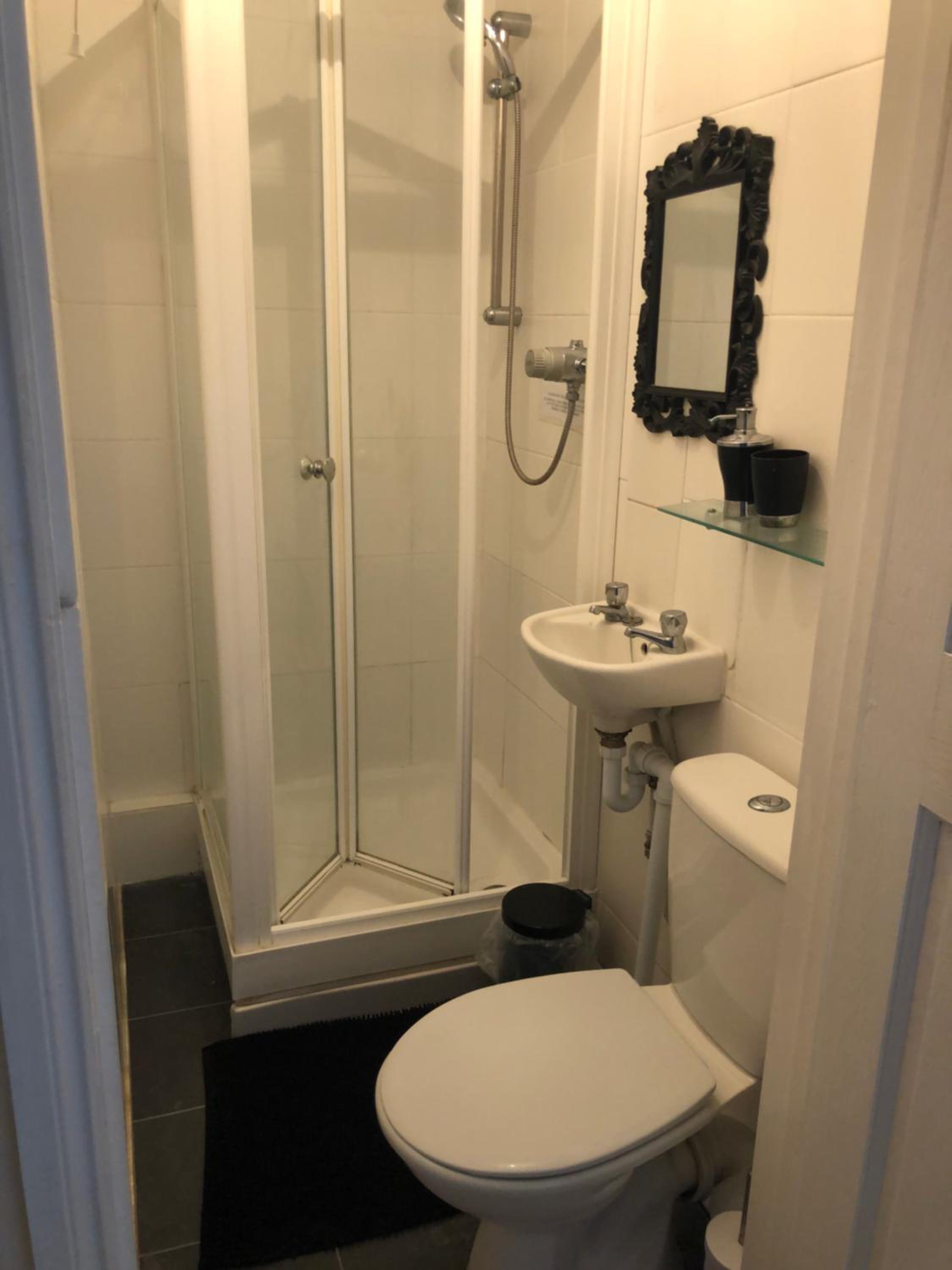 Deluxe Double Room with Shower - Photo 6