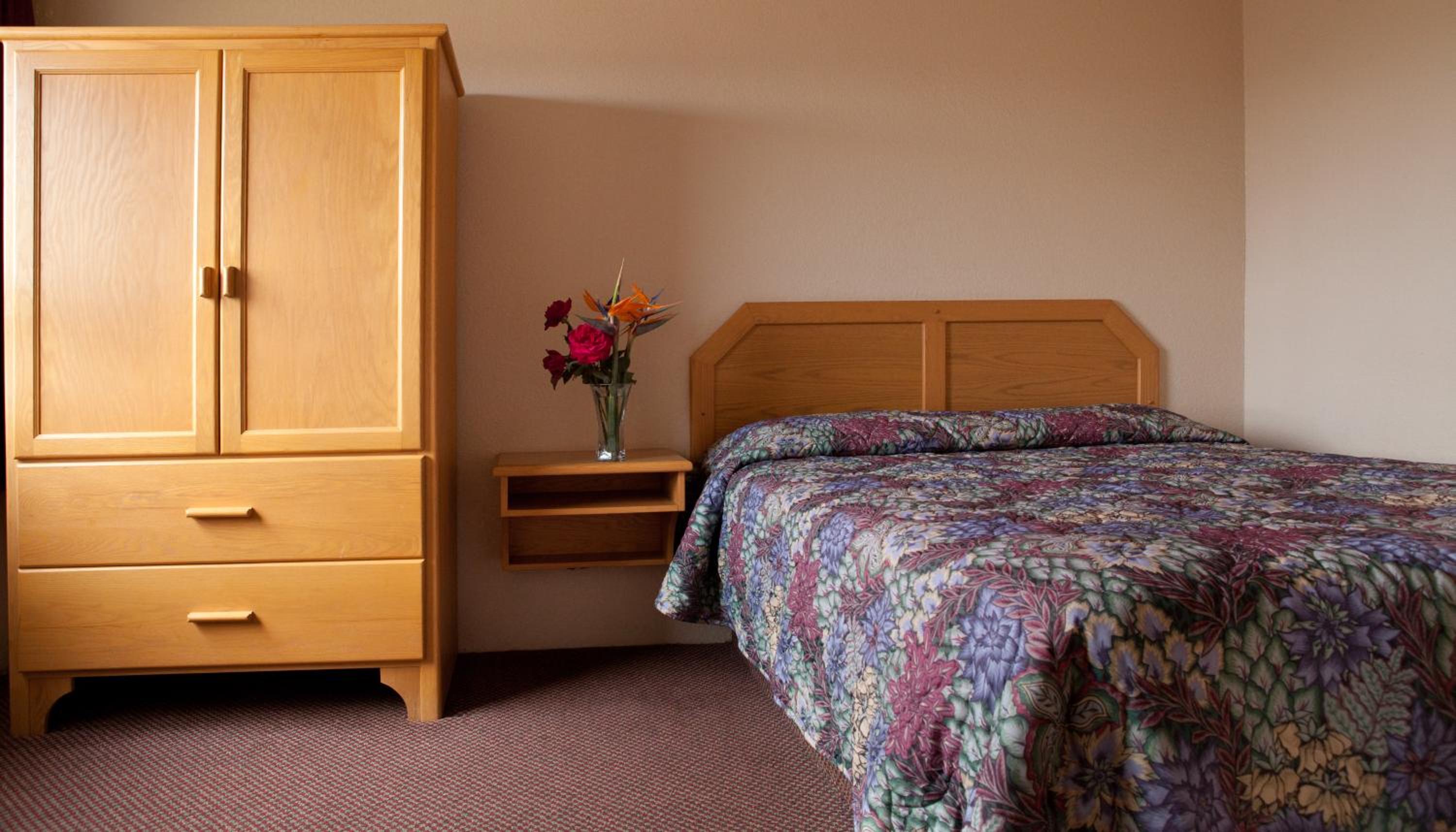 Standard Queen Room - Photo 4