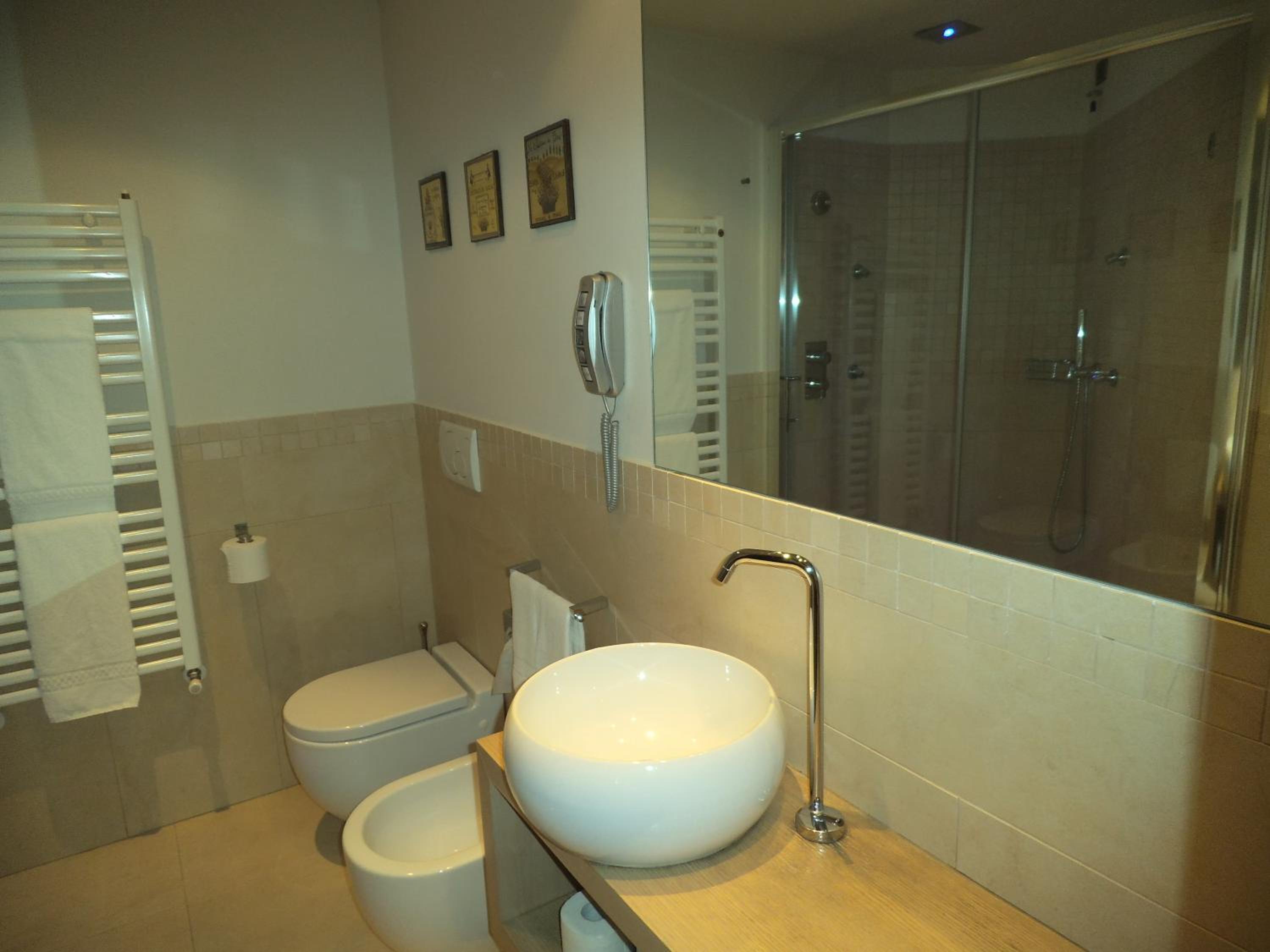Suite - Photo 11