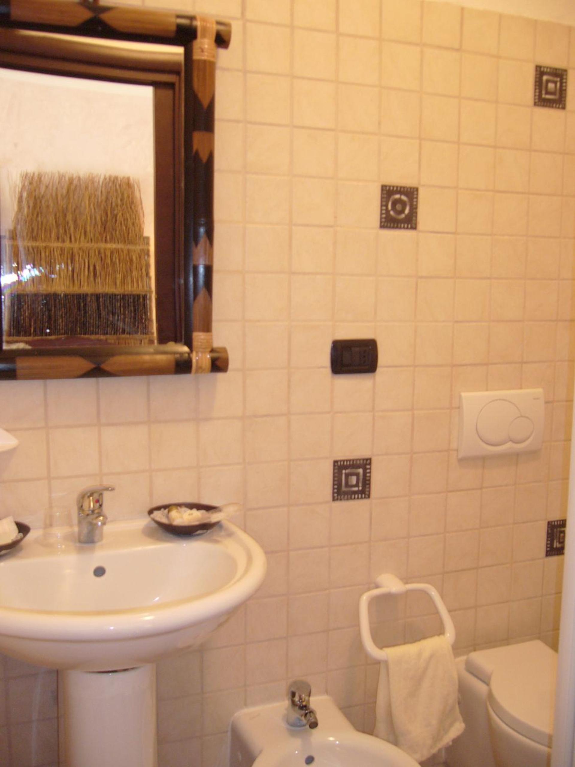 Double or Twin Room - Photo 8