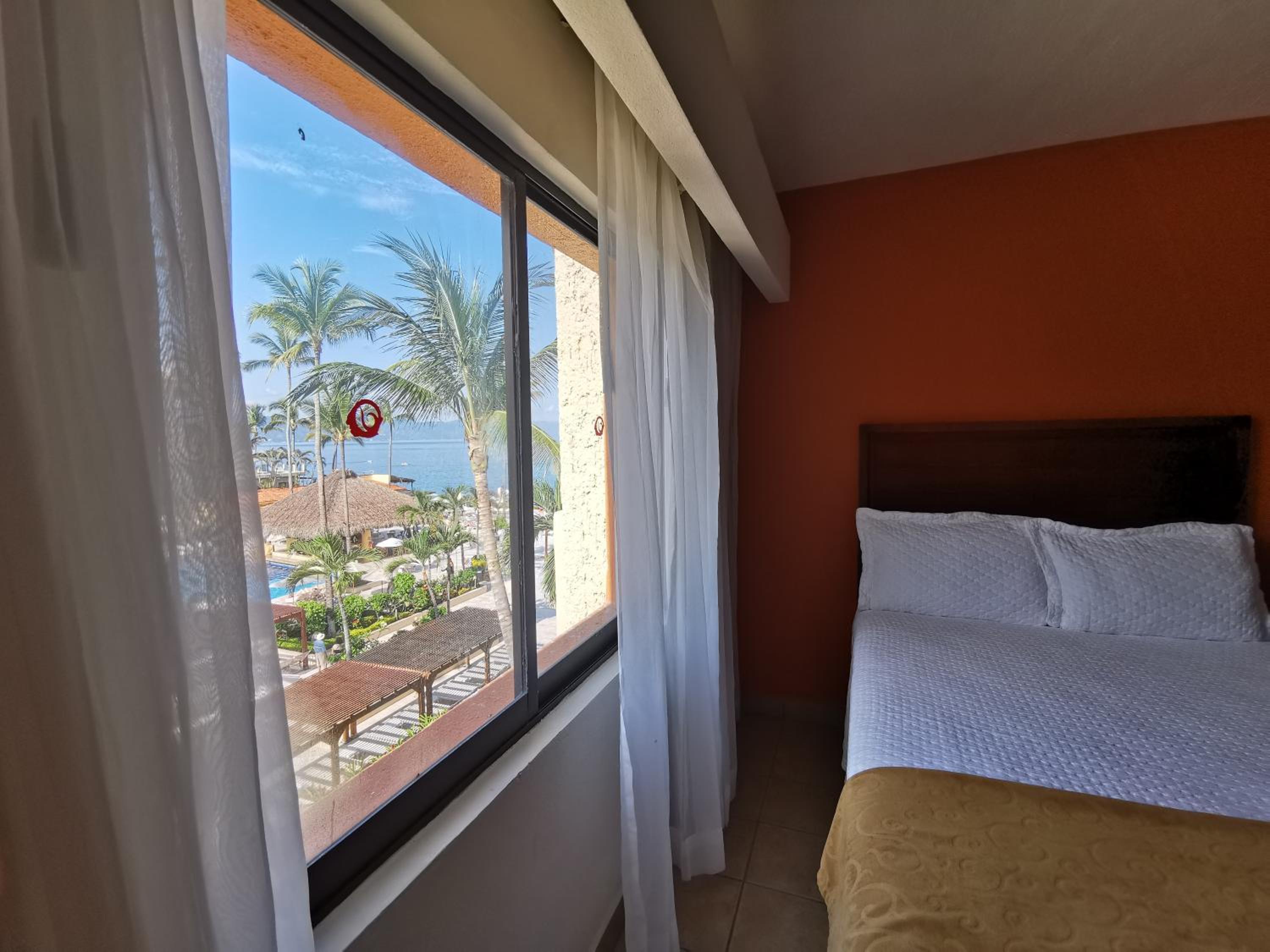 Deluxe Double Room with Side Sea View - Photo 3