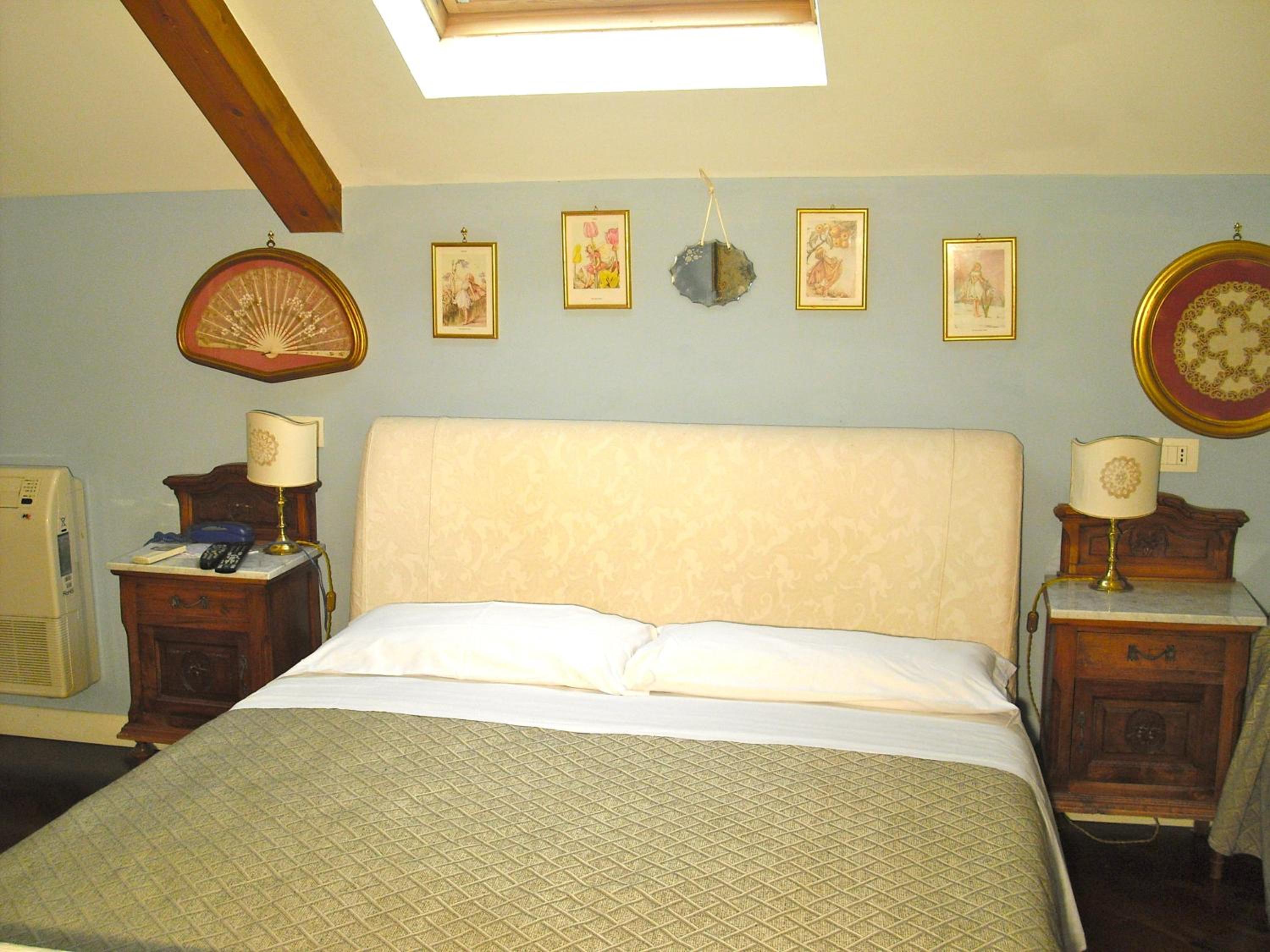Standard Double Room - Photo 13