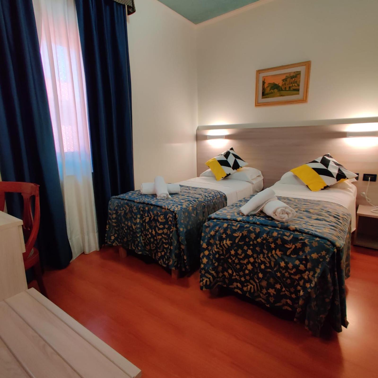 Double or Twin Room - Photo 5