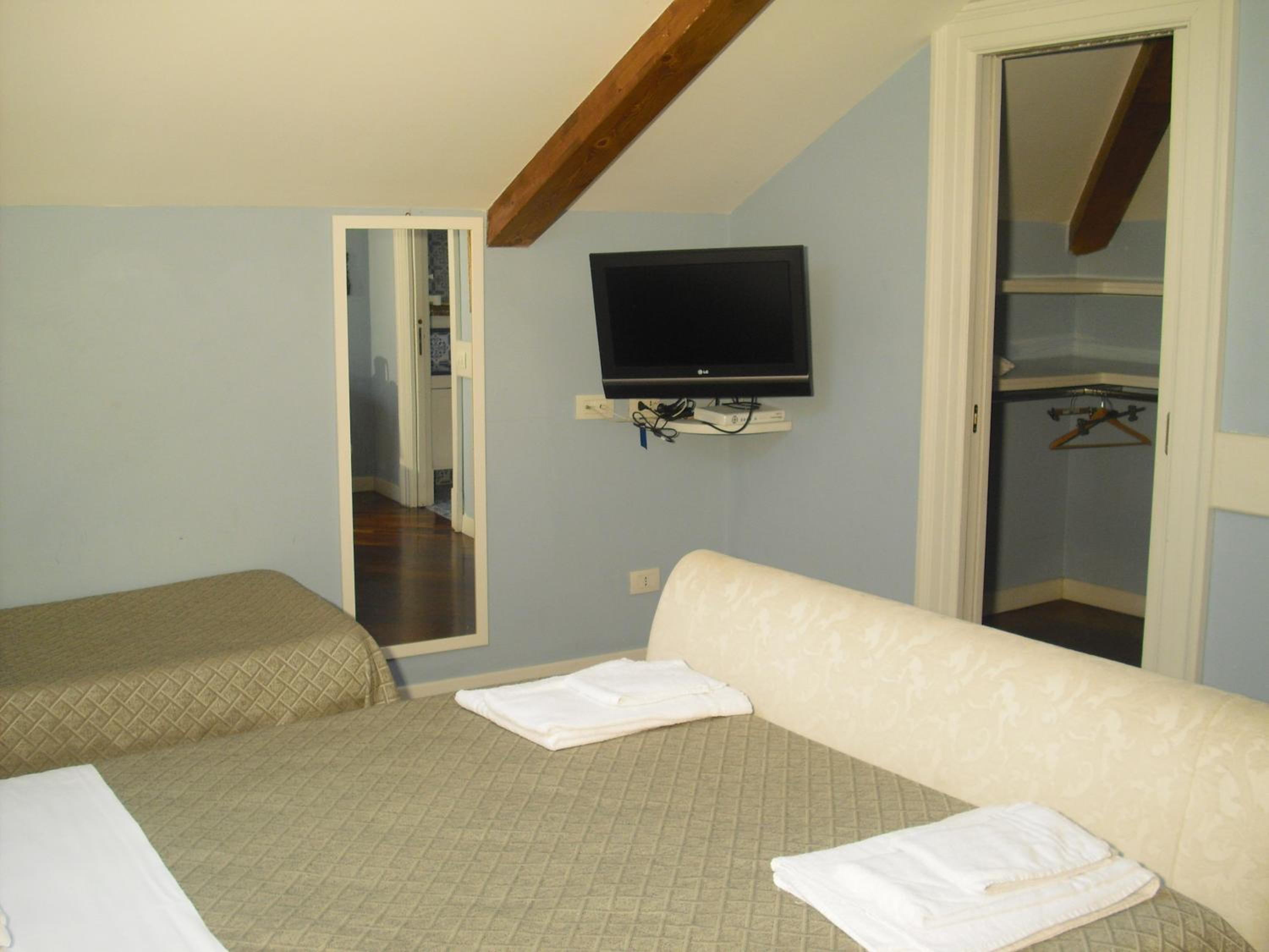 Standard Double Room - Photo 12