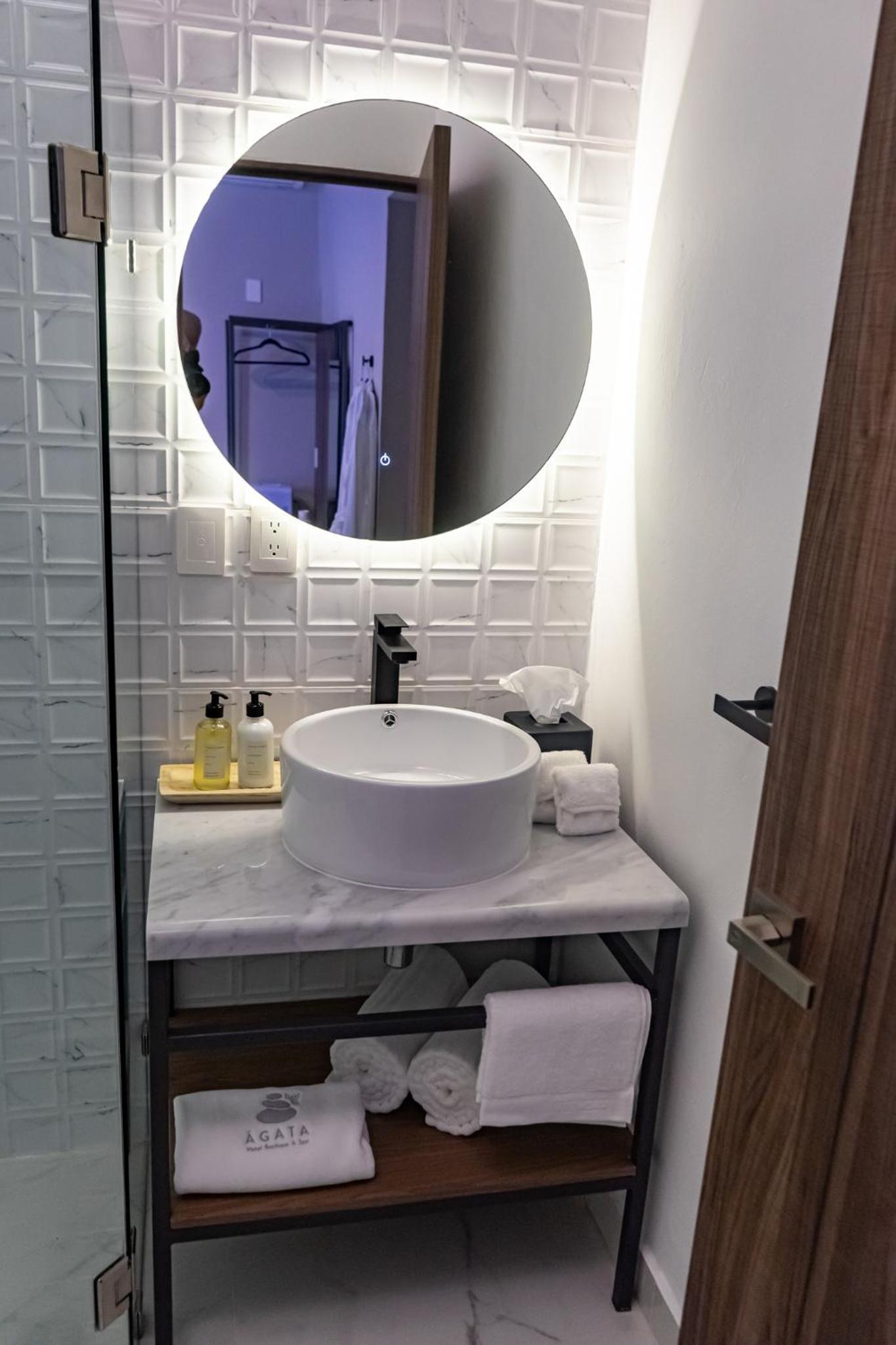 Deluxe Double Room - Photo 8