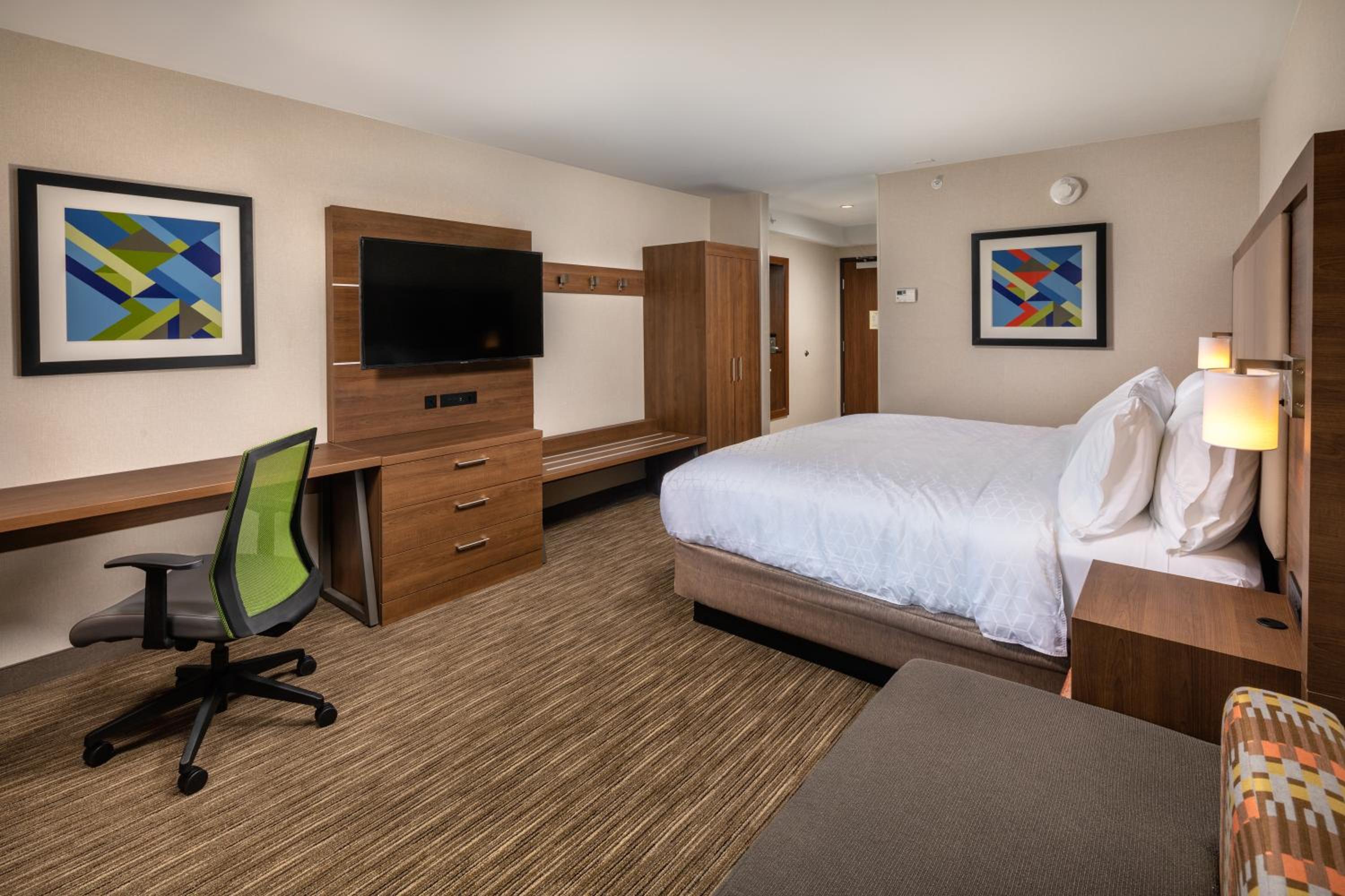 Standard King Room - Photo 12