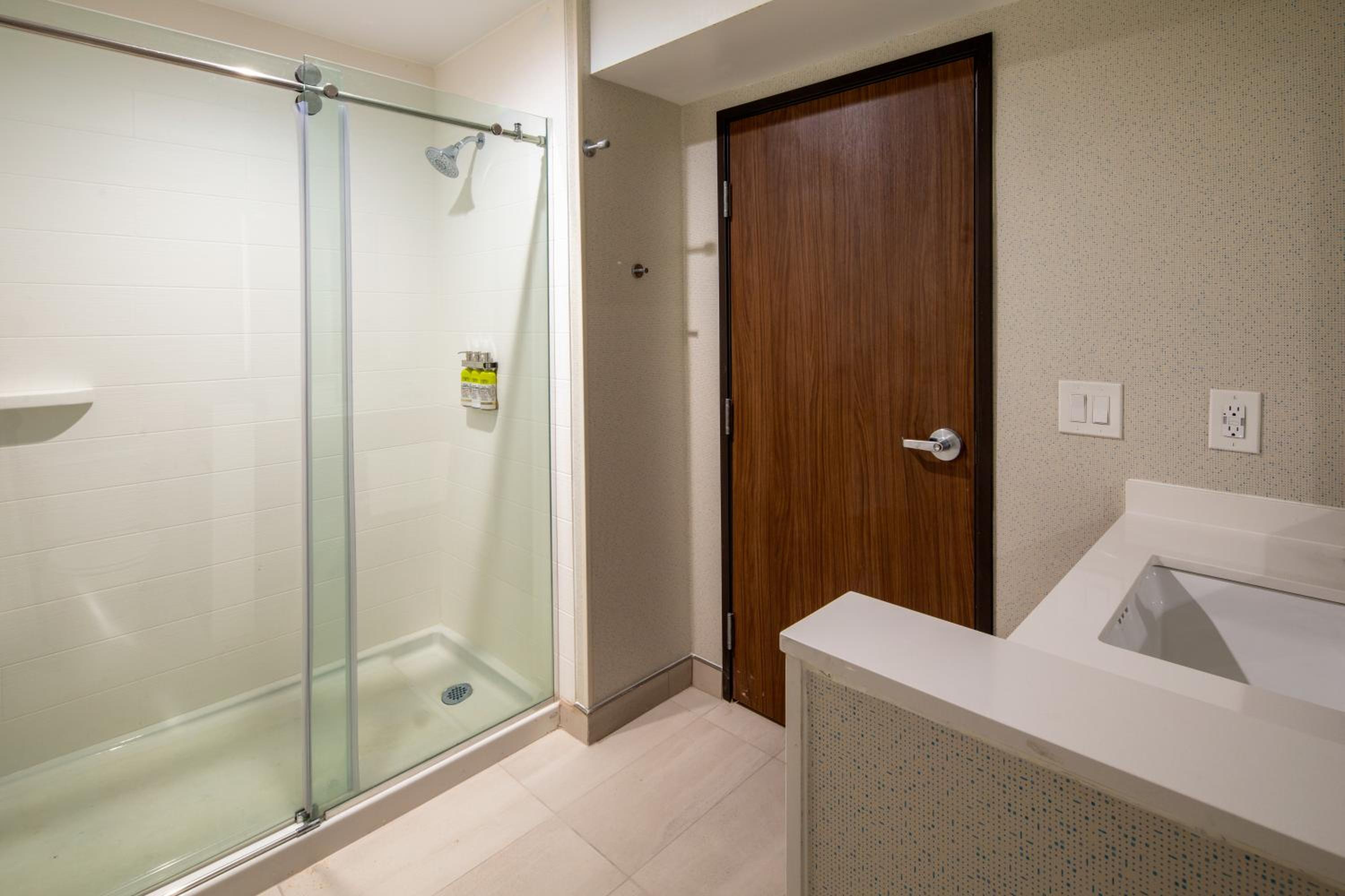 Standard King Room - Photo 13