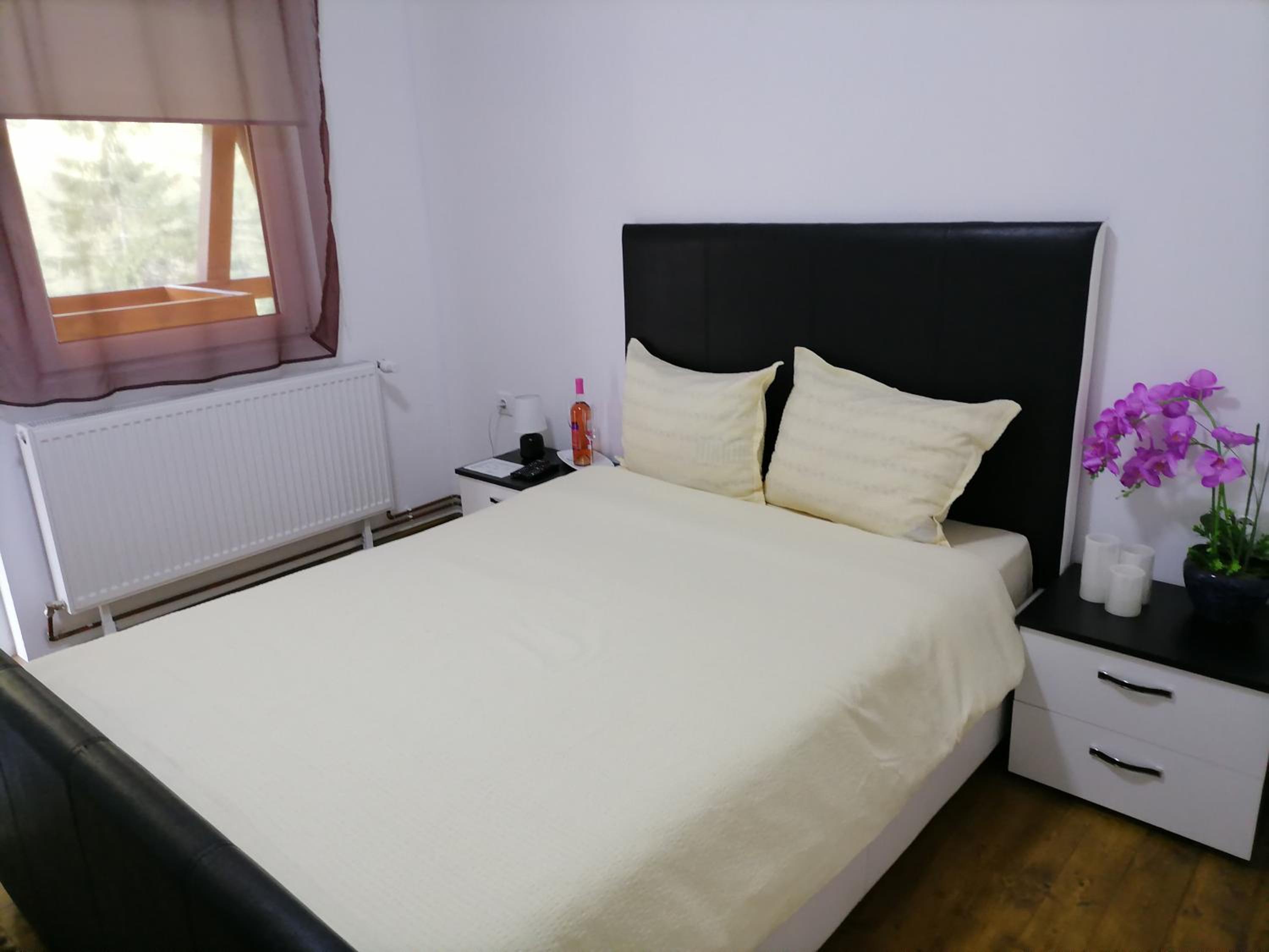 Double Room with Private Bathroom - Photo 10