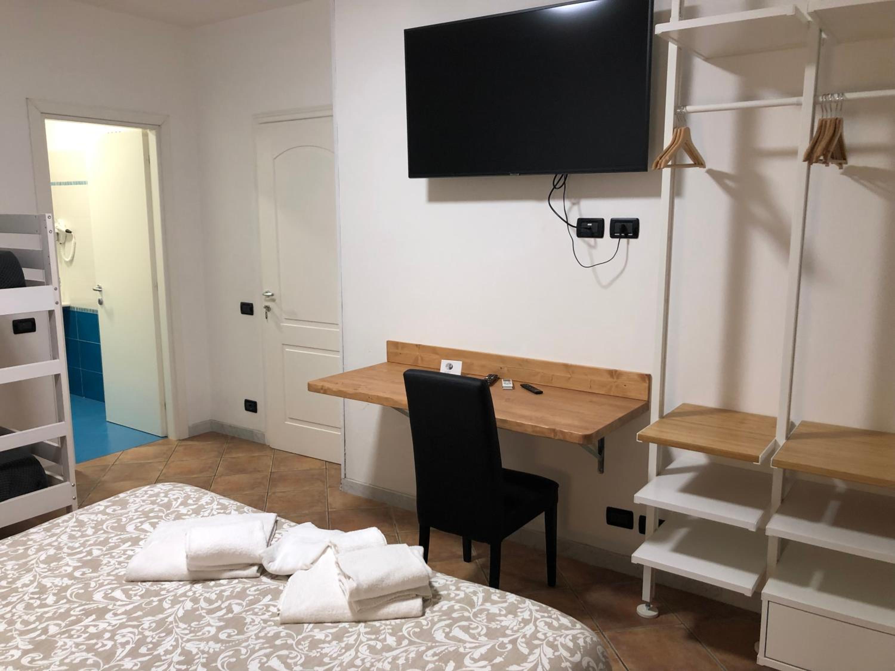 Deluxe Quadruple Room - Photo 2