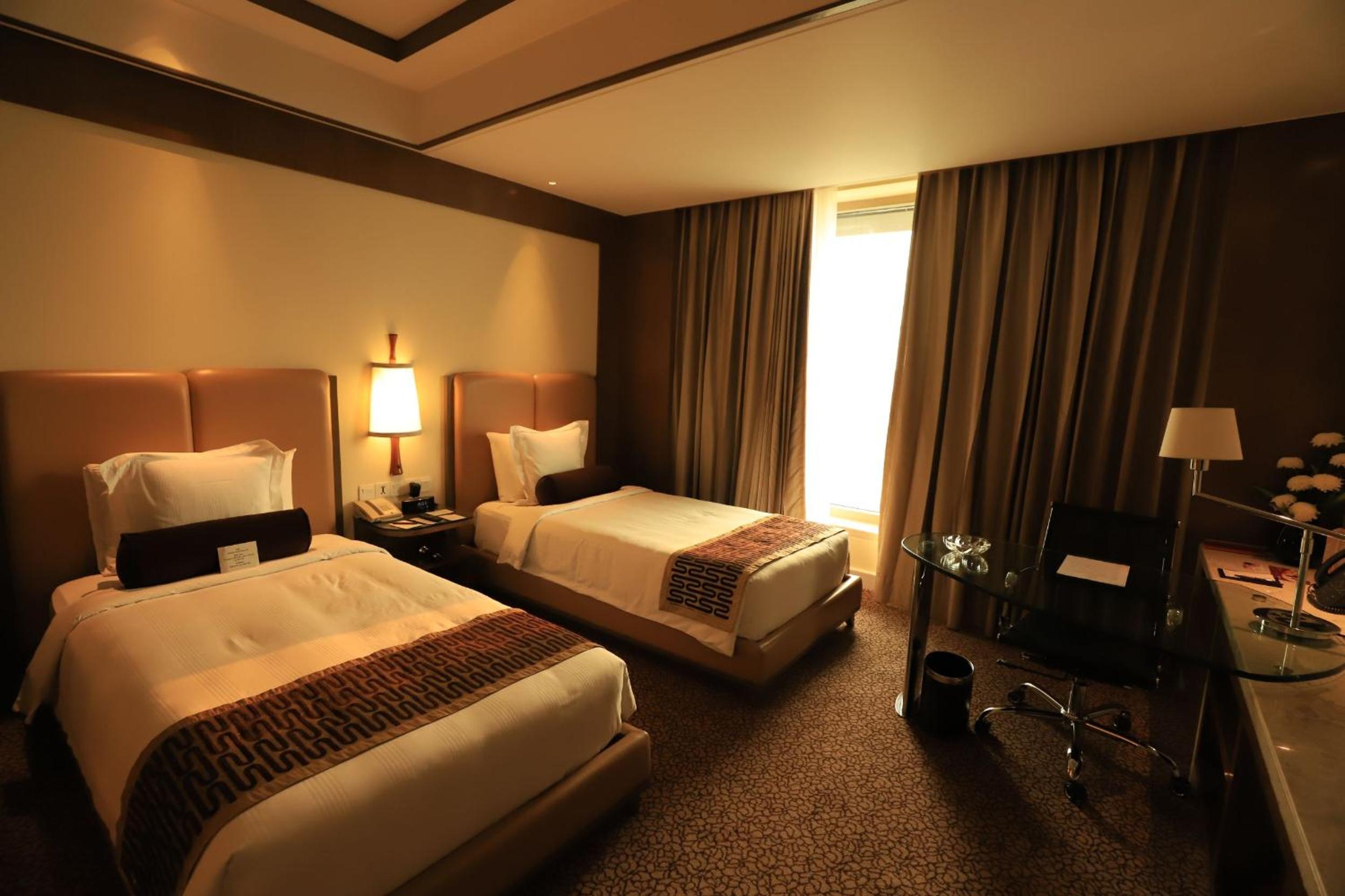 Standard Twin Room - Top Floor/Lounge Access - Photo 1
