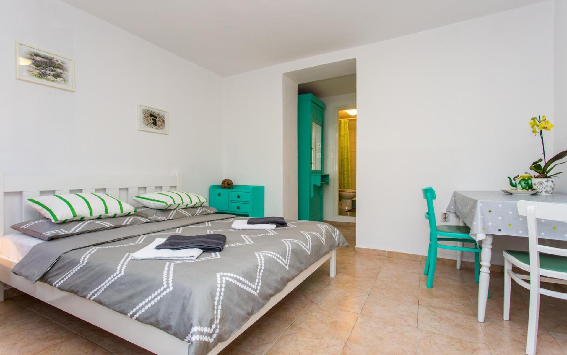 One-Bedroom Apartment - Photo 2