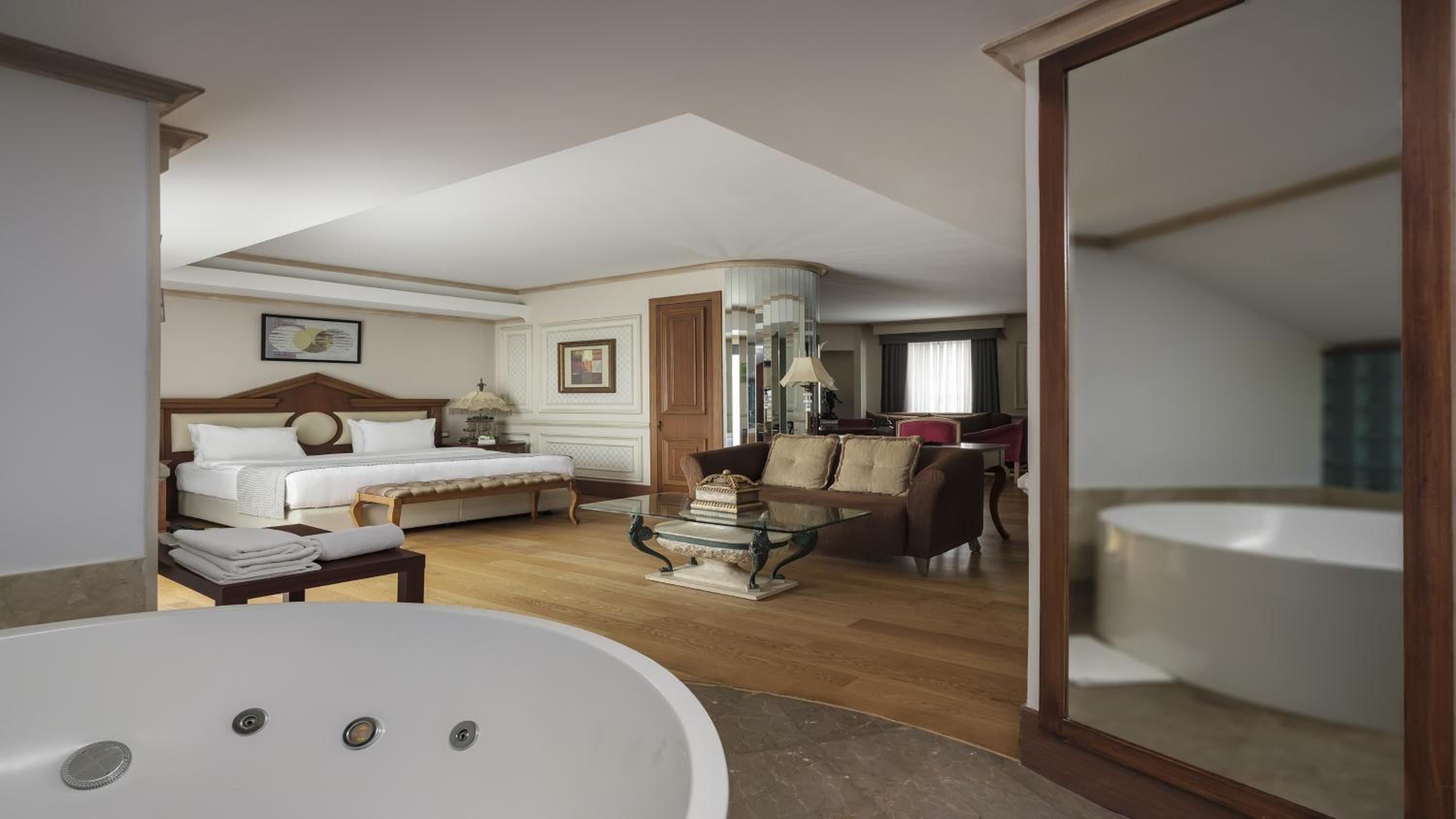 King Suite with Balcony photo 1
