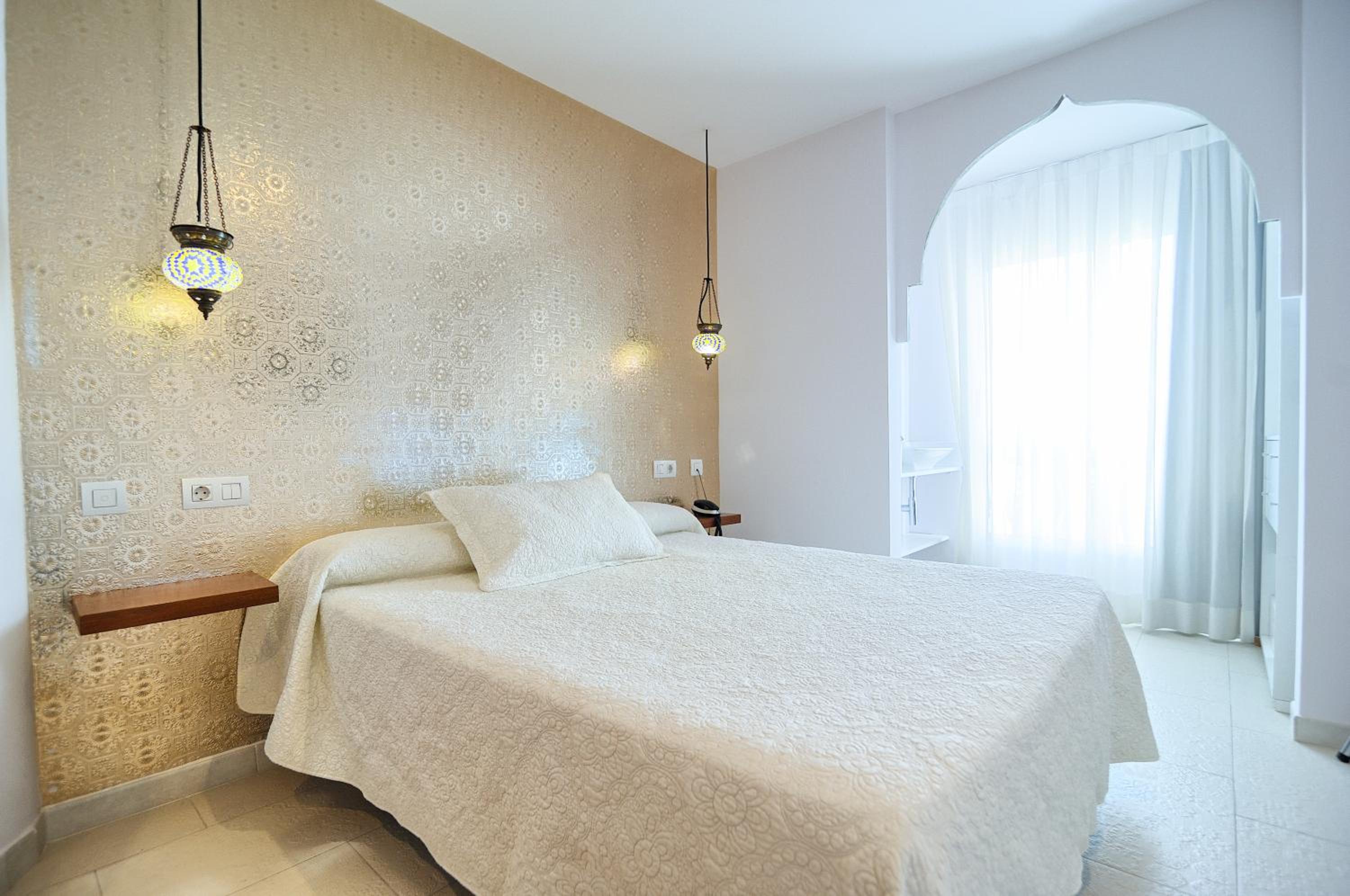 Superior Double Room with City View - Photo 4