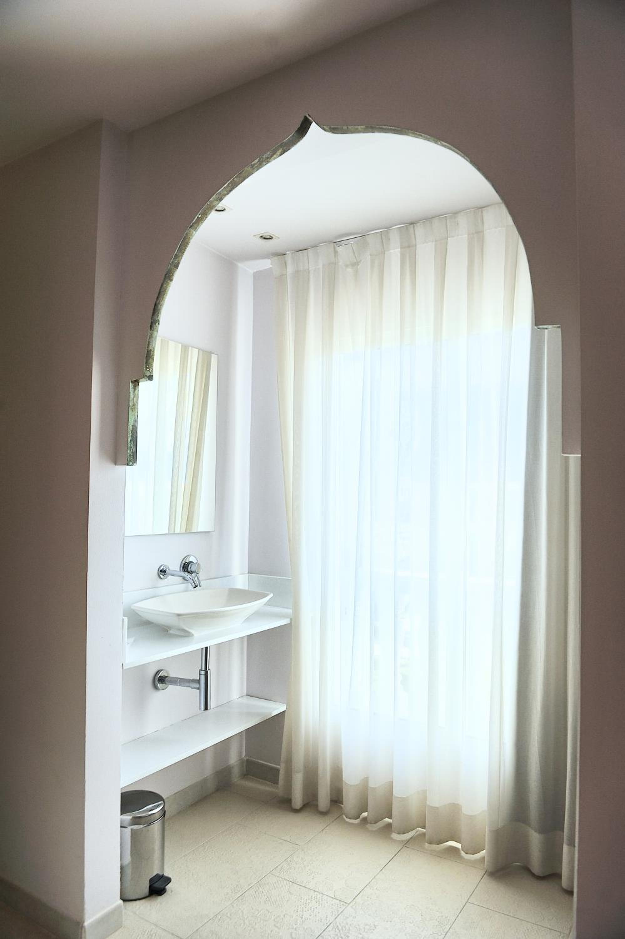 Superior Double Room with City View - Photo 2