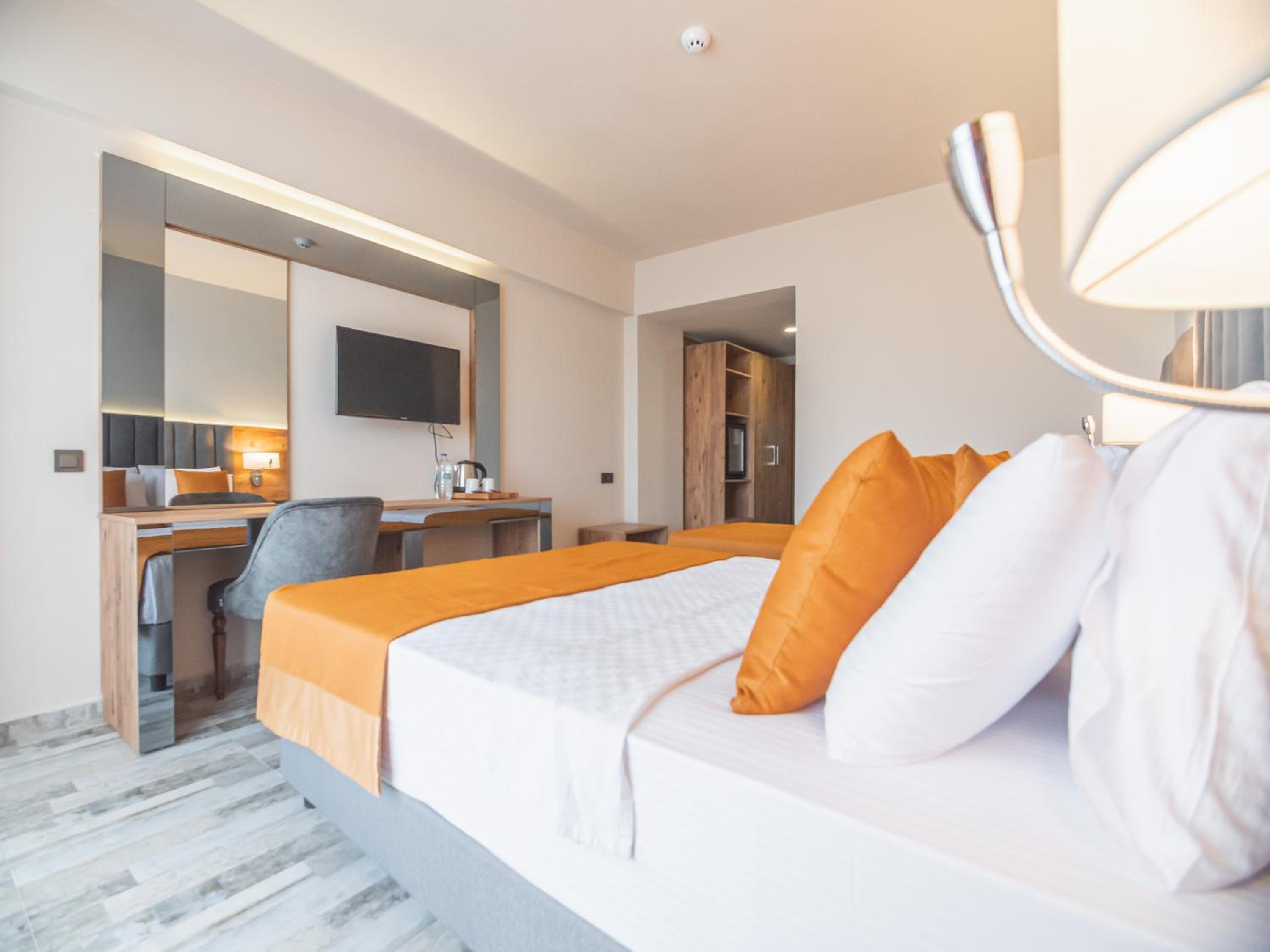 Superior Triple Room with Sea View - Photo 8