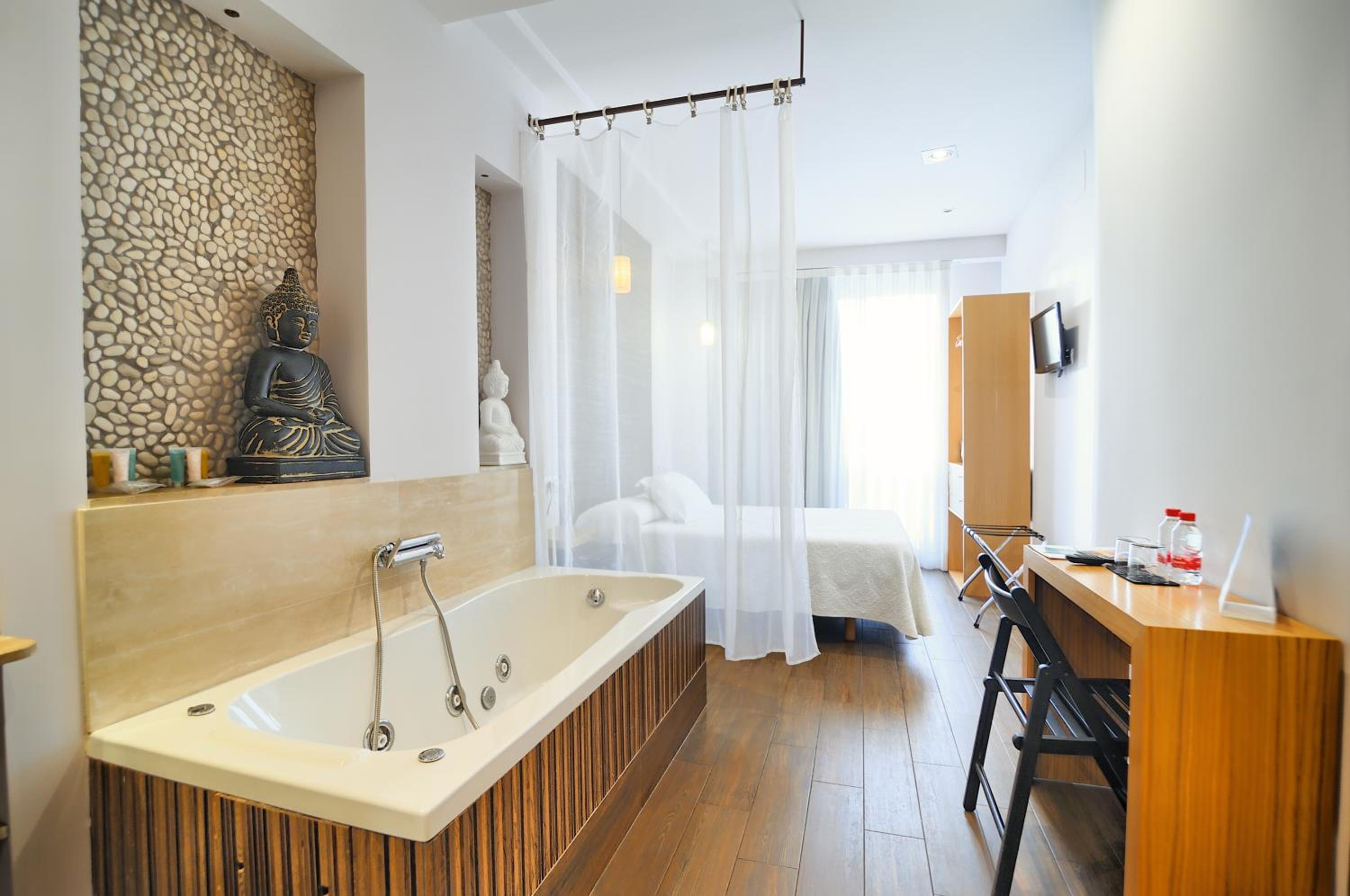 Superior Double Room with City View - Photo 5