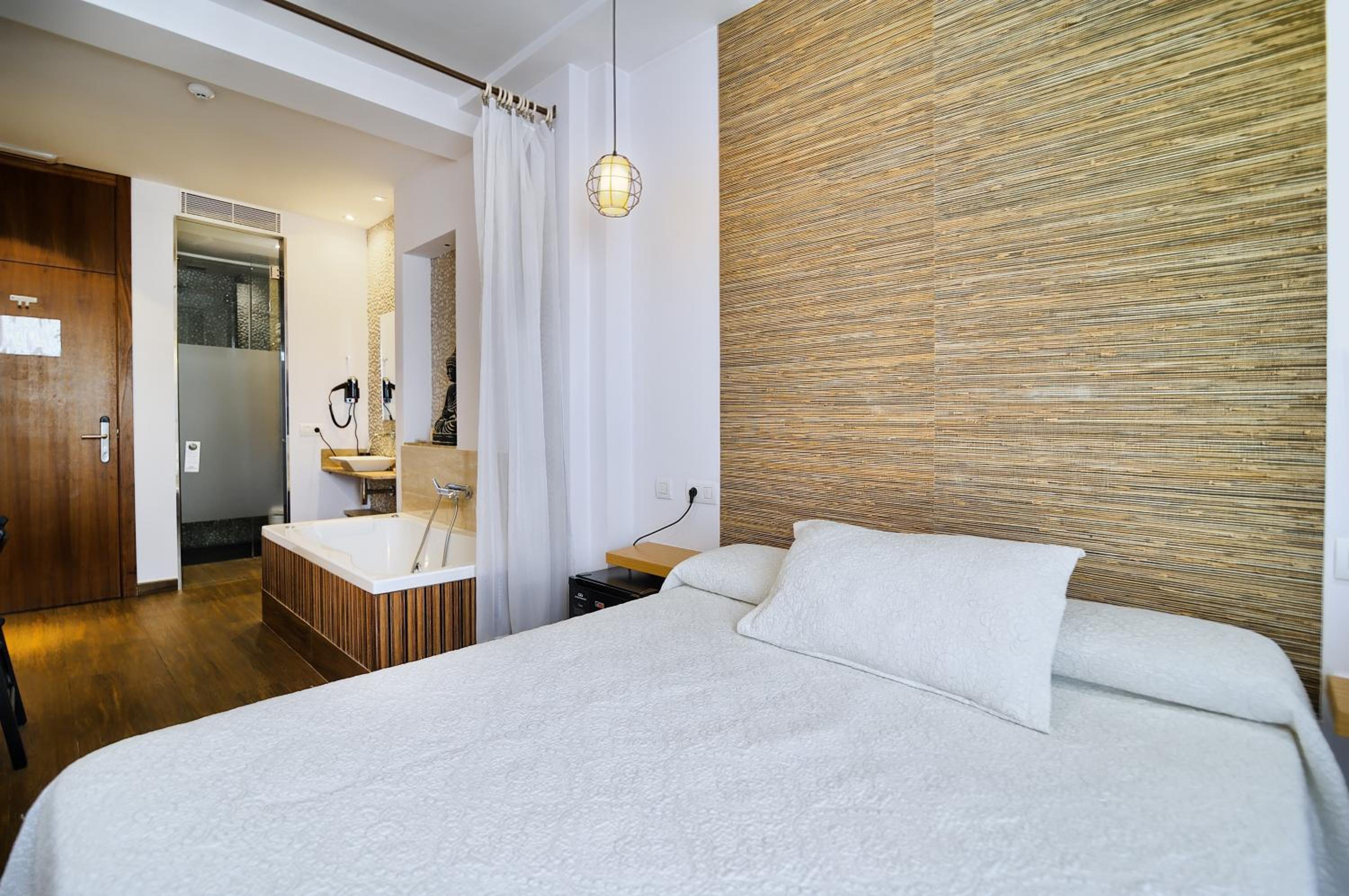 Superior Double Room with City View - Photo 10