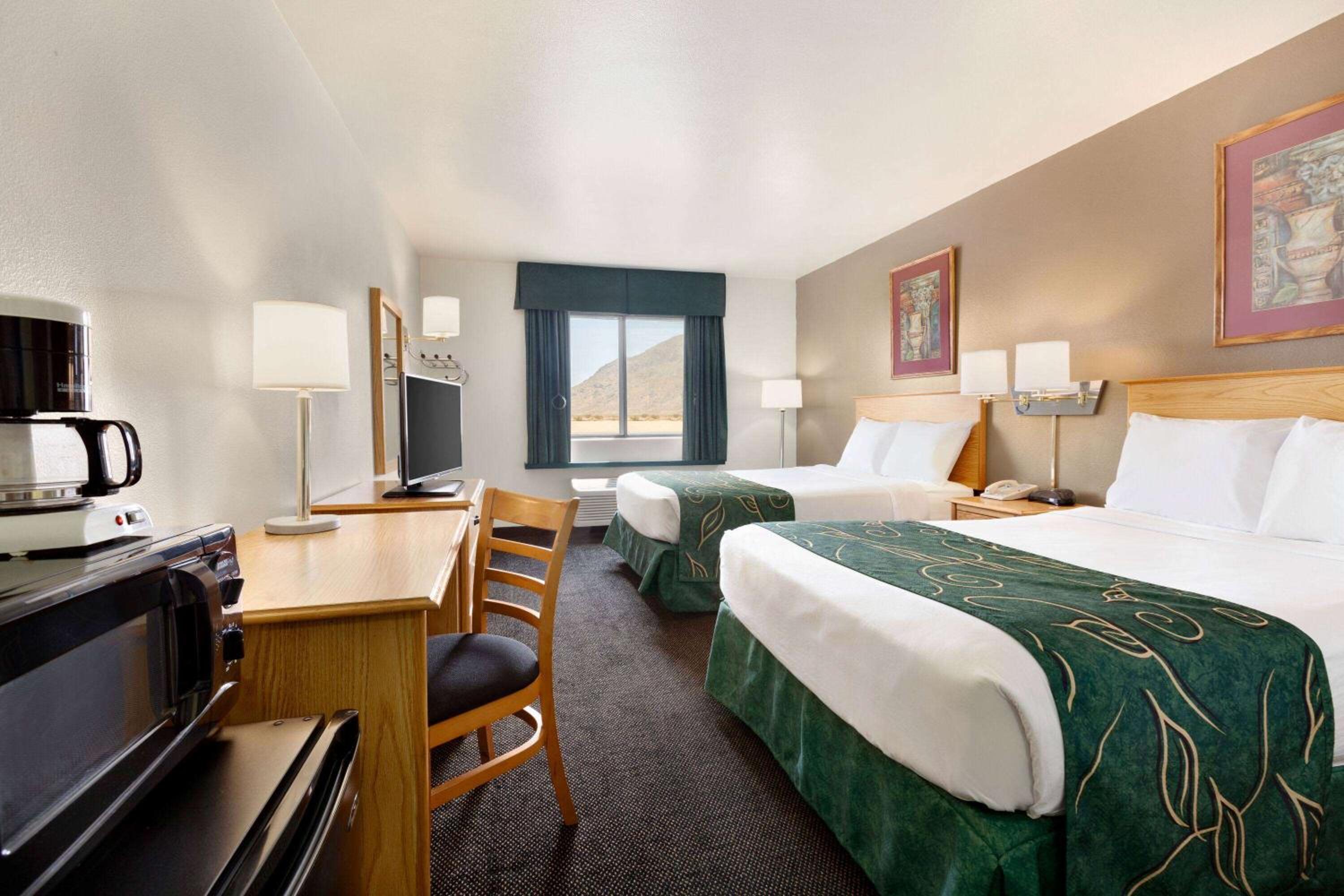 Queen Room with Two Queen Beds - Non-Smoking - Photo 4