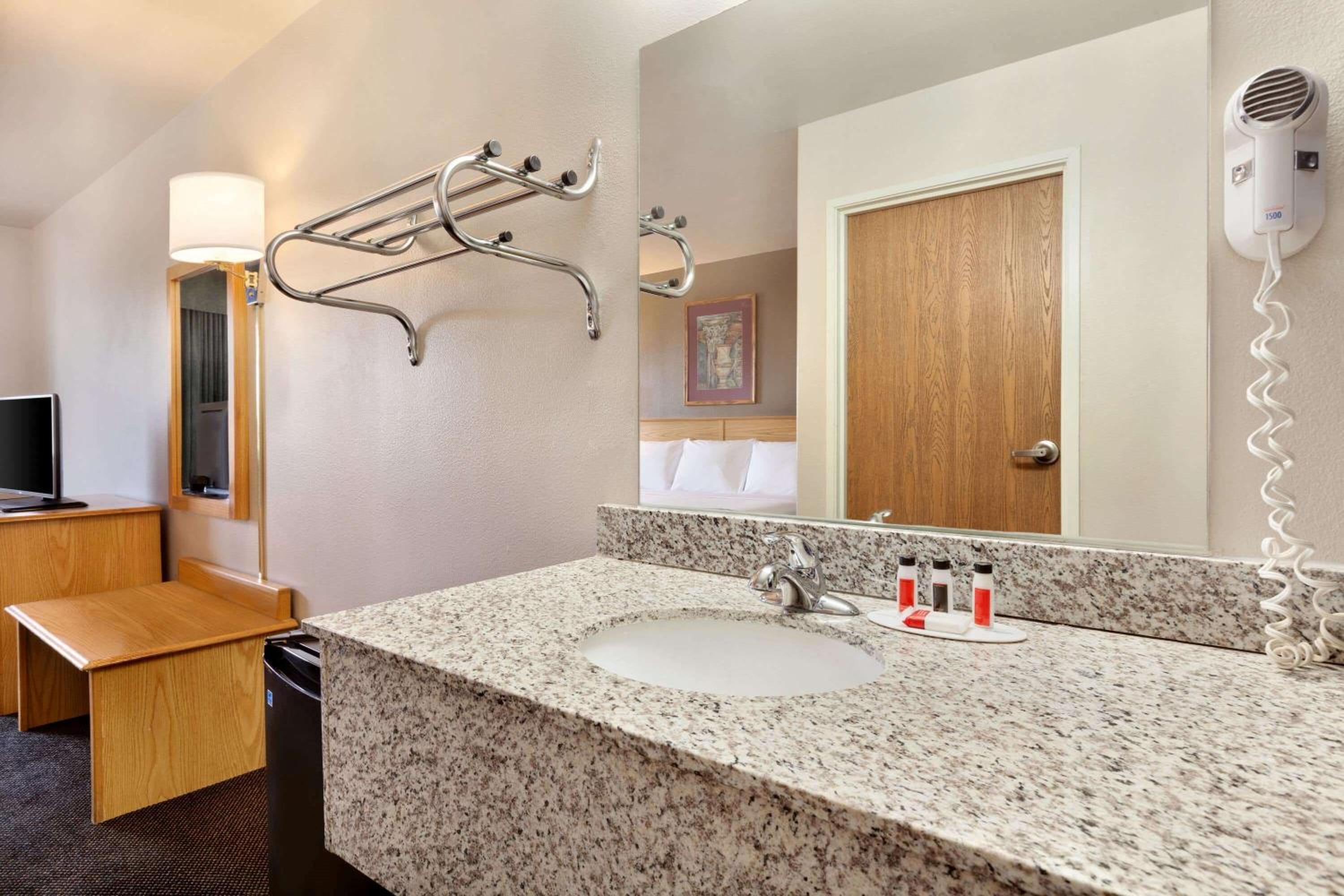 King Room - Mobility Access/Non-Smoking - Photo 7