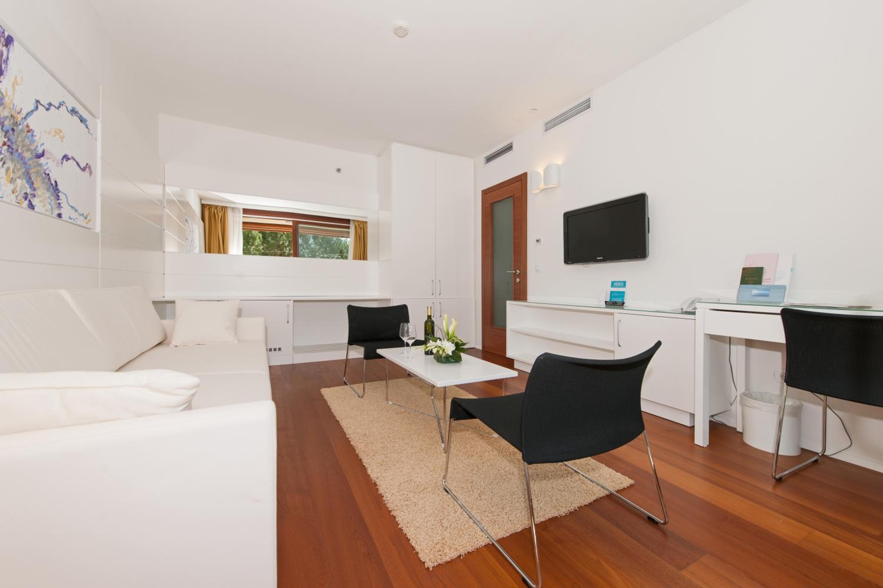 Premium Park View Suite with Balcony photo 3