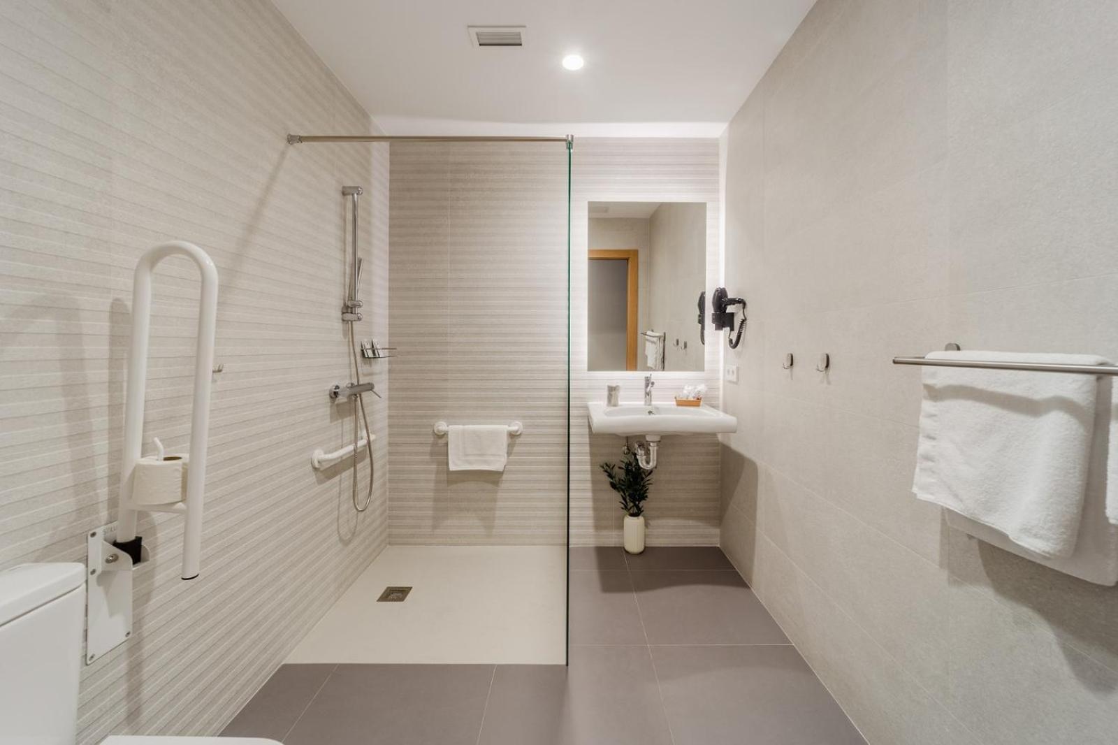 Twin Room with Extra Bed photo 2