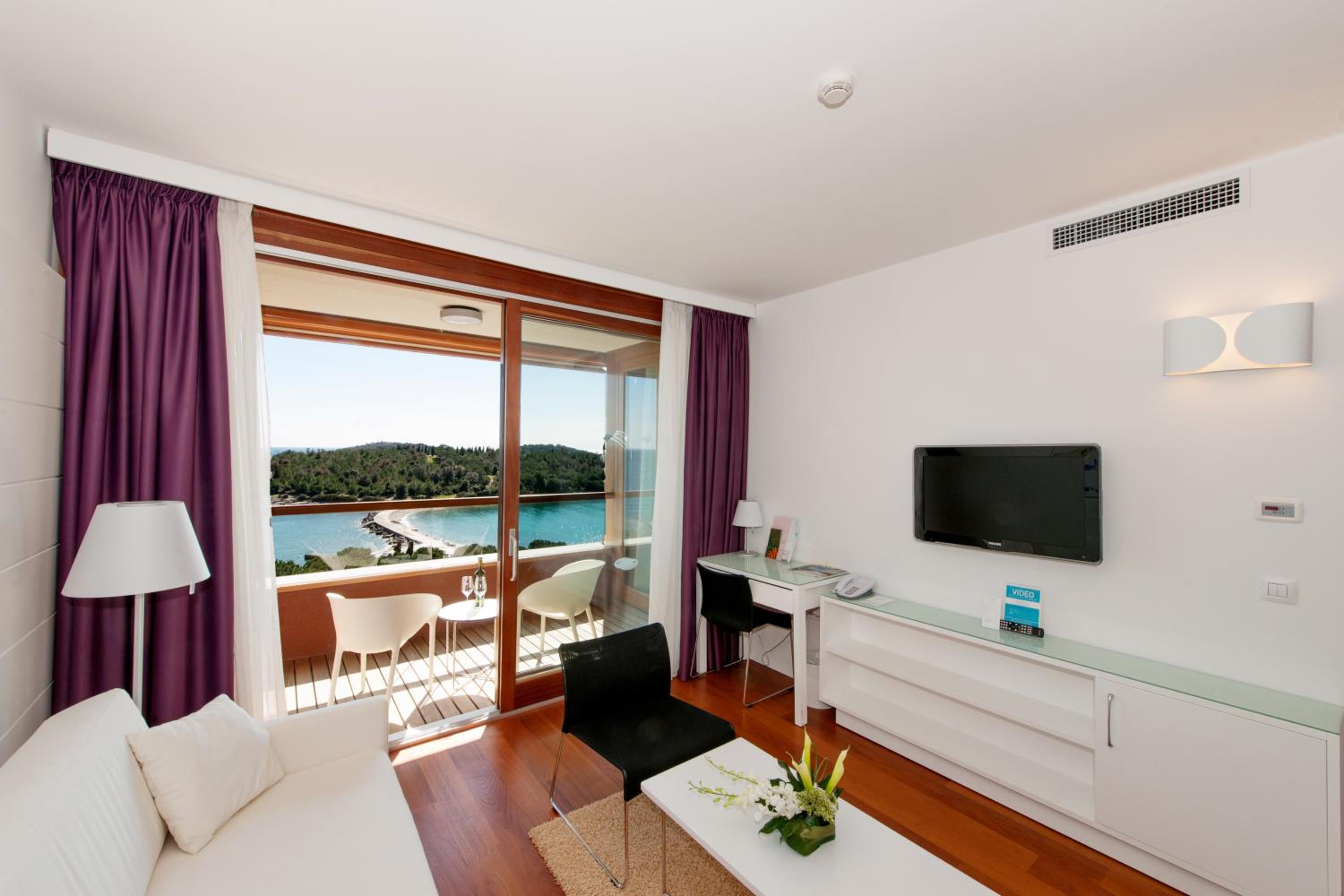 Premium Sea View Suite with Balcony - Photo 5
