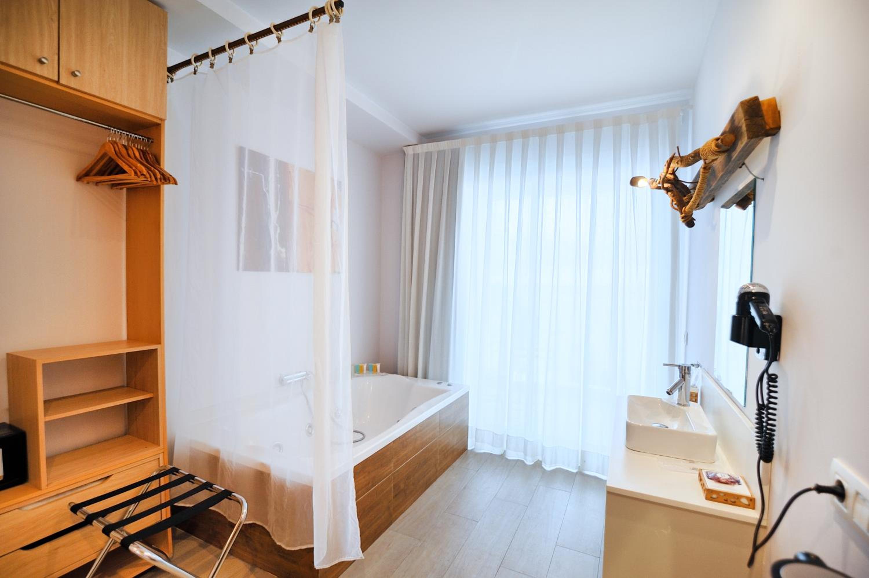 Junior Suite with Sea View - Photo 19