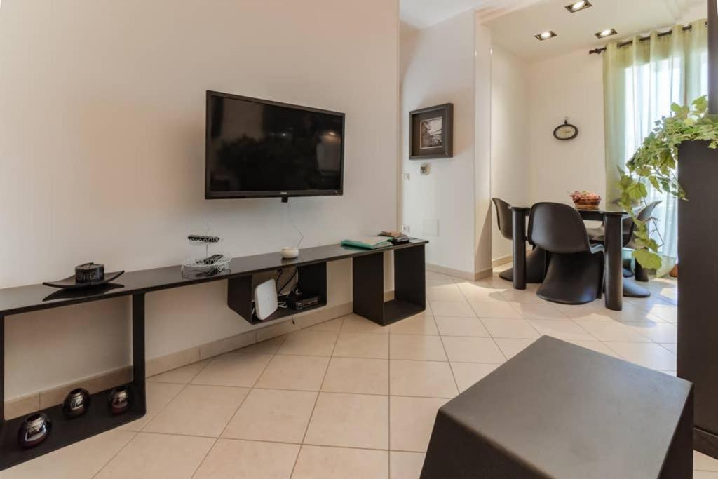 One-Bedroom Apartment - Photo 2
