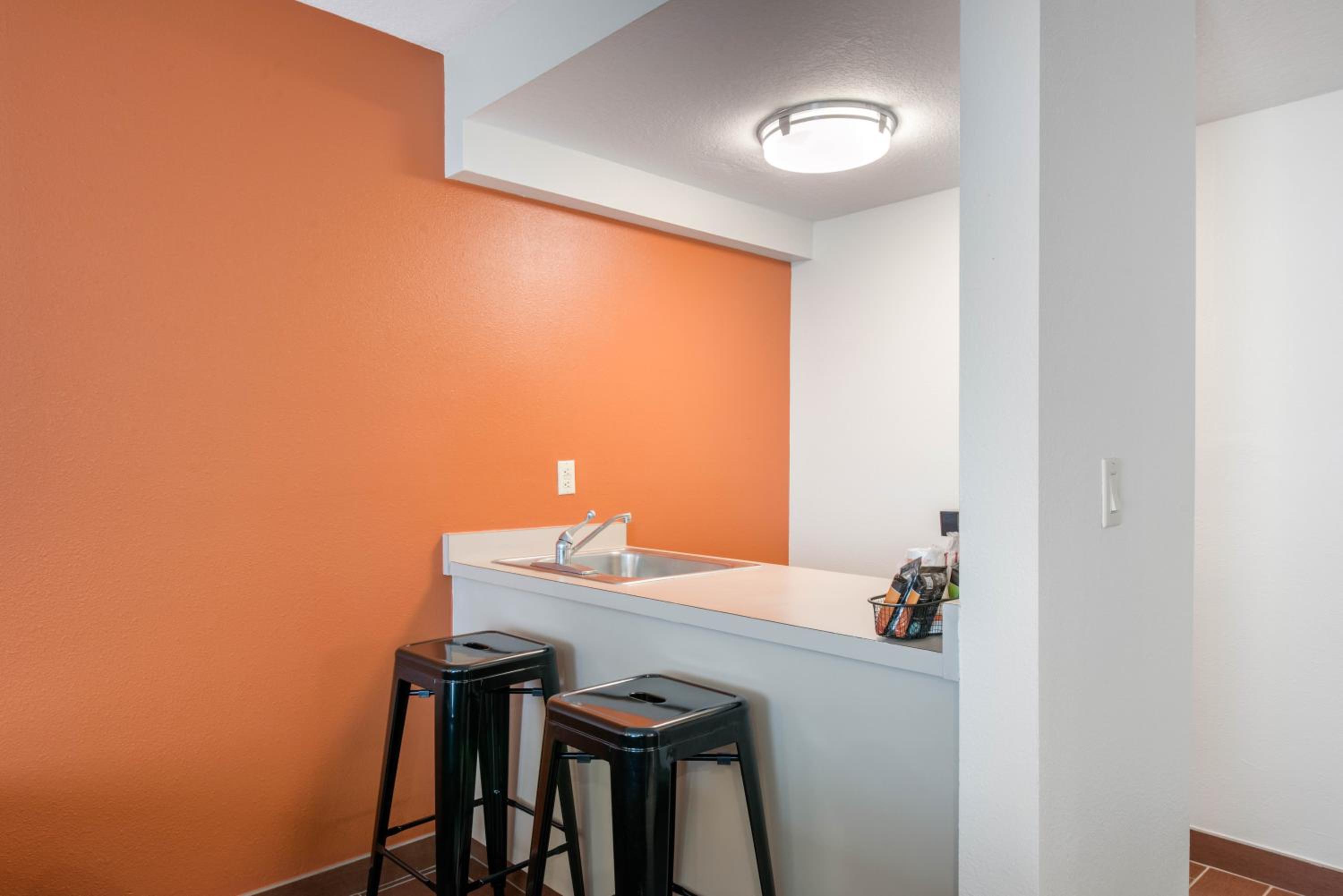 King Suite - Non-Smoking - Photo 4